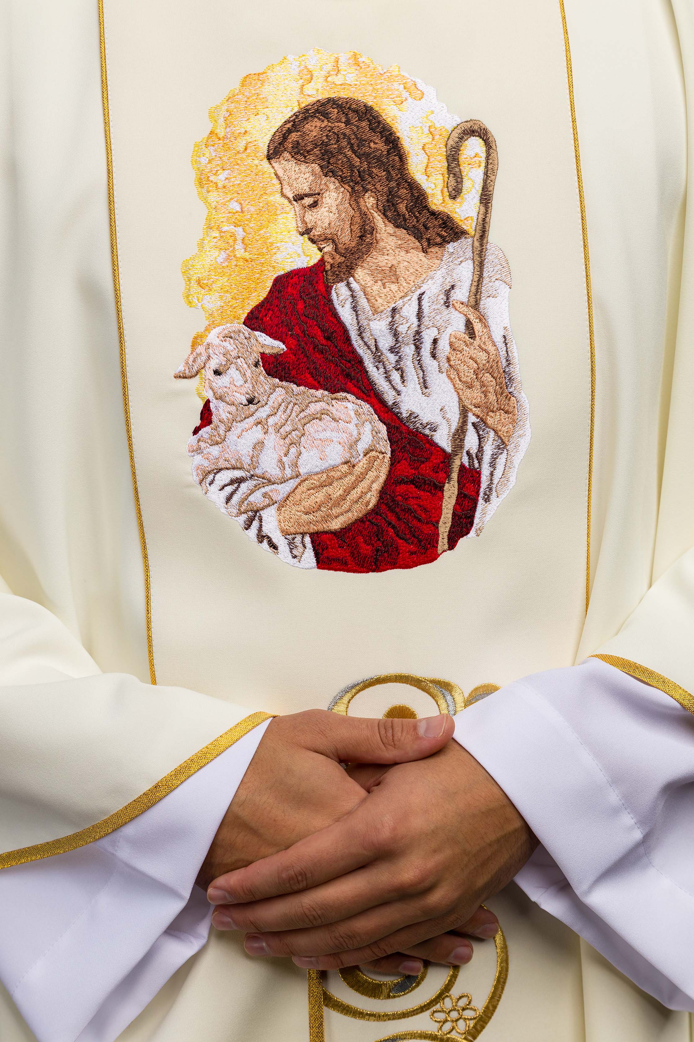 Casulla marfil con bordado imagen Jesús el Buen Pastor