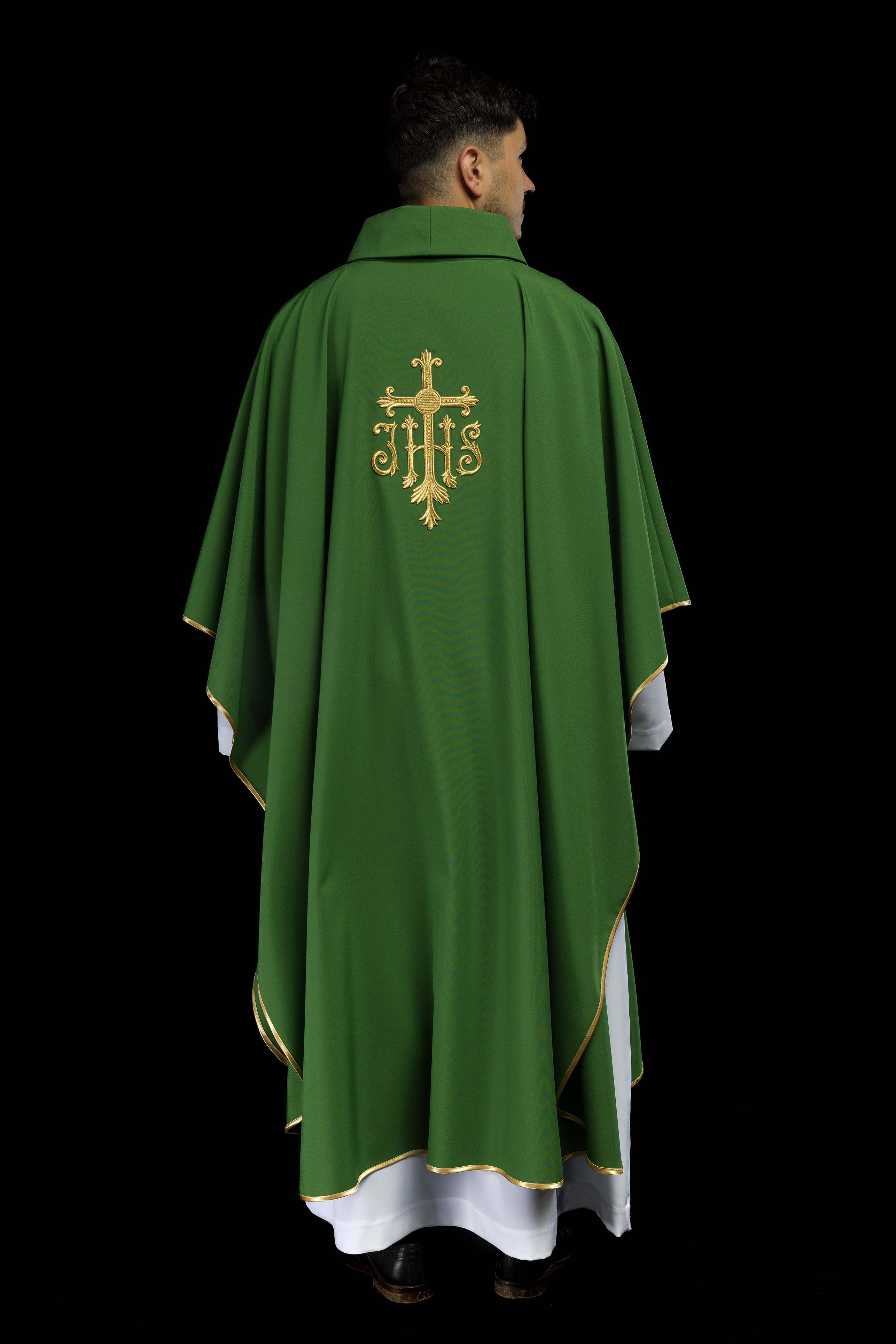 Casulla verde con convexo bordado IHS