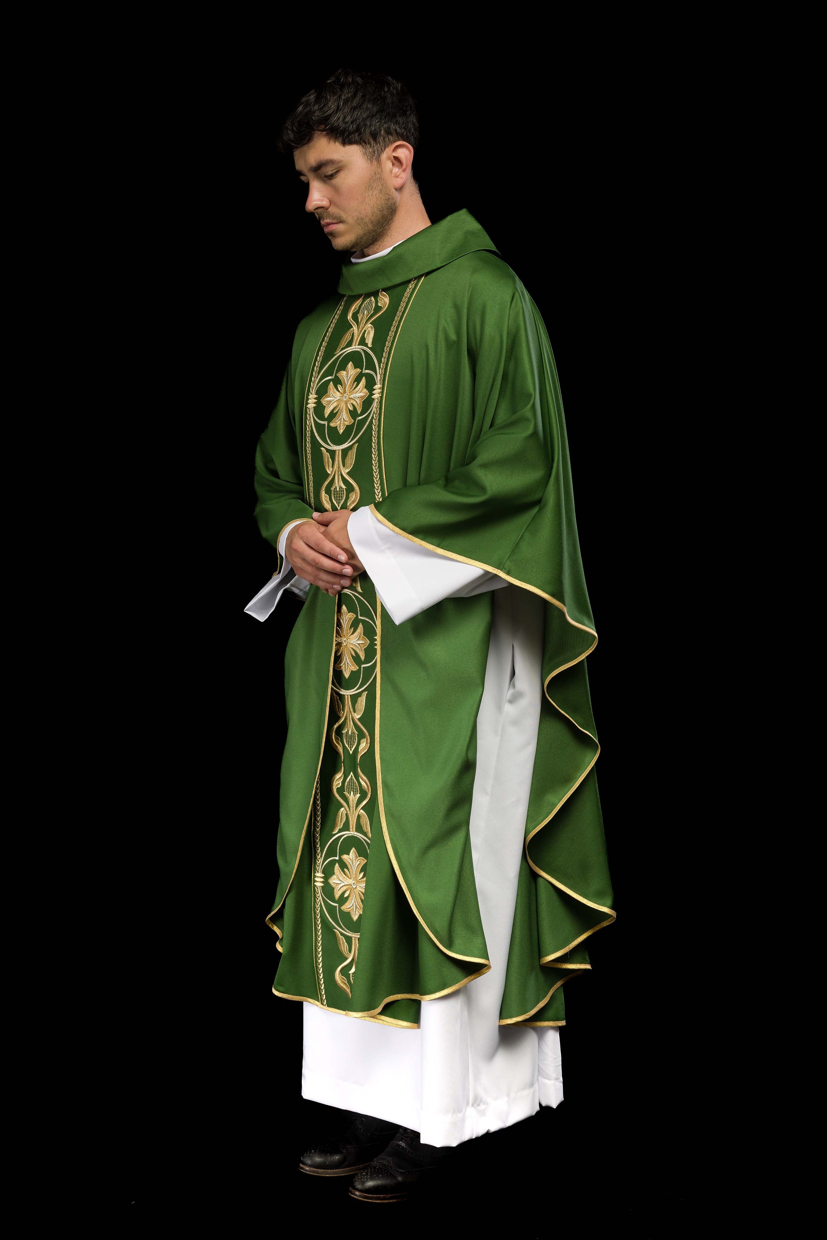 Casulla verde con galón ricamente bordado