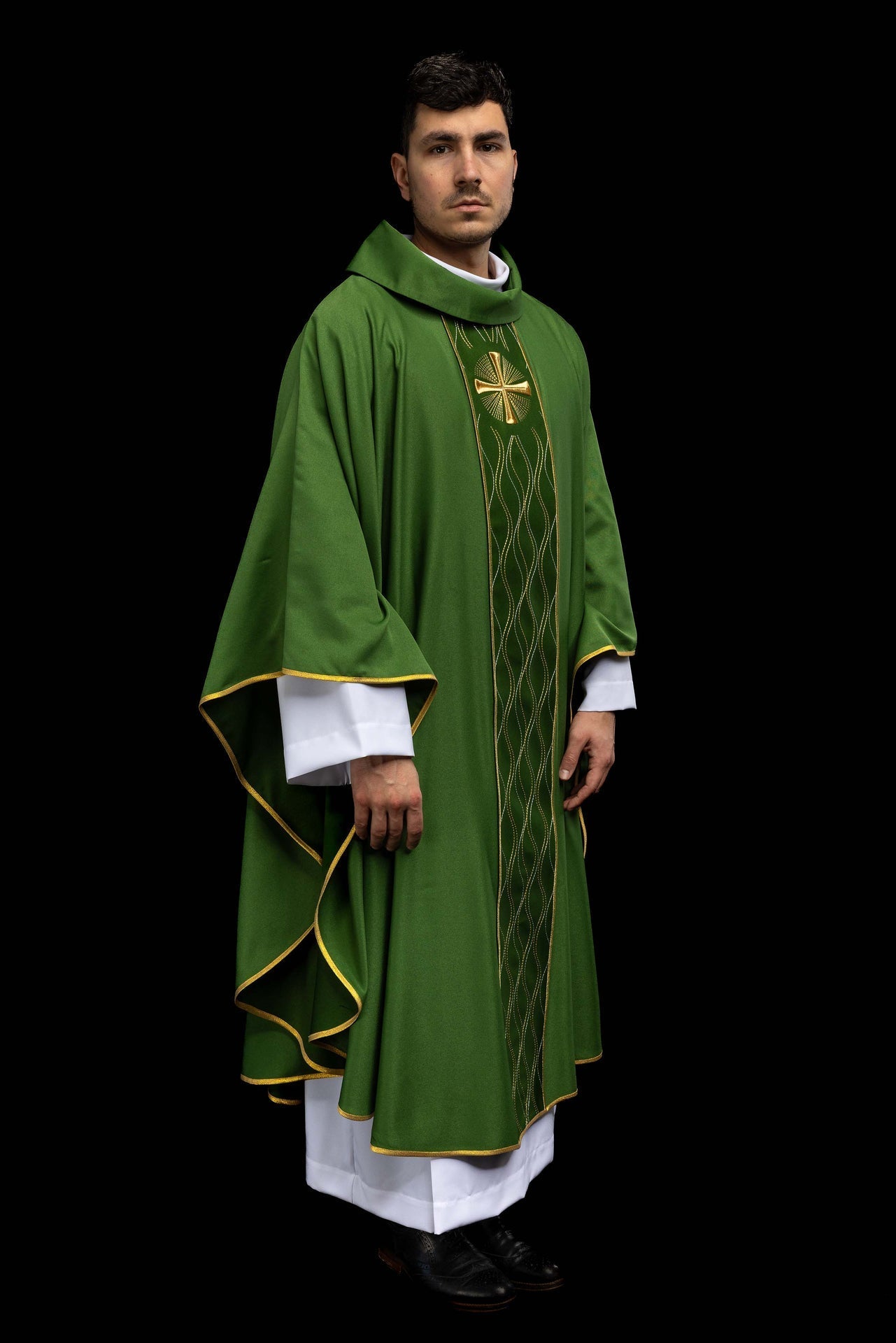 Casulla verde bordada con cruz