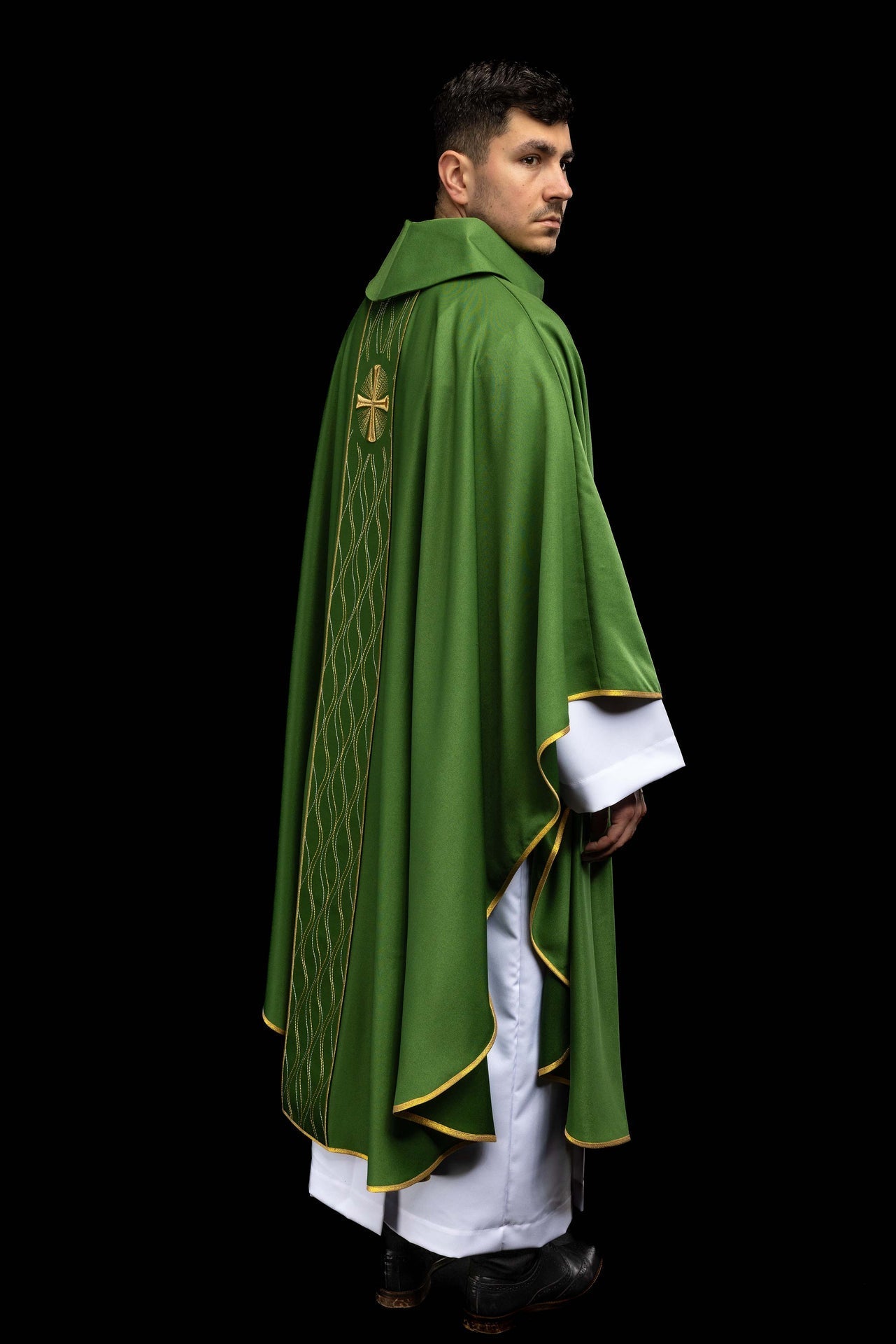 Casulla verde bordada con cruz