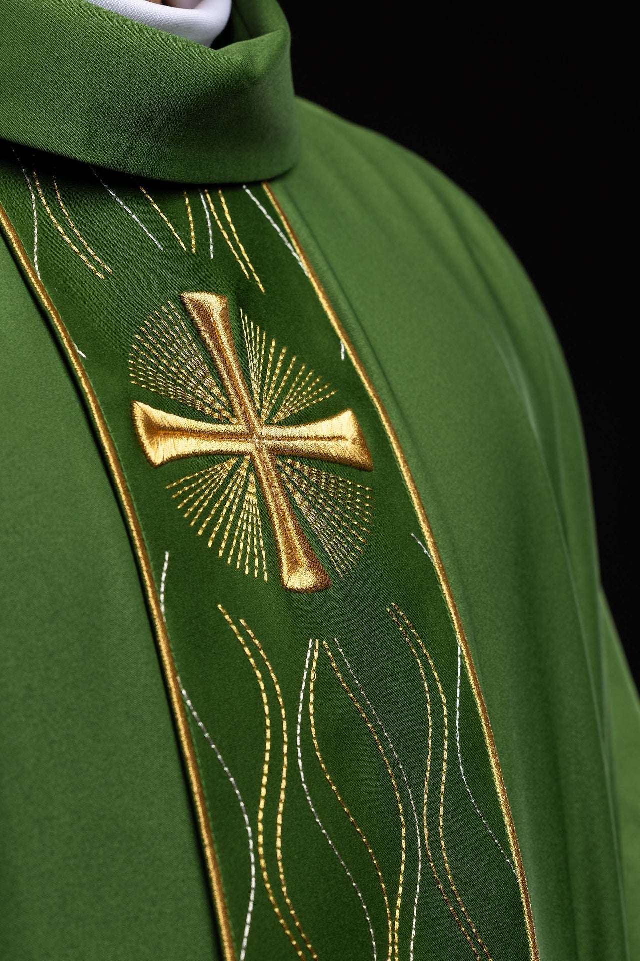 Casulla verde bordada con cruz