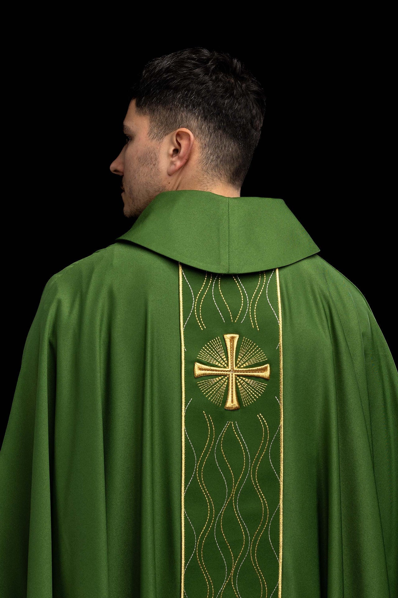Casulla verde bordada con cruz