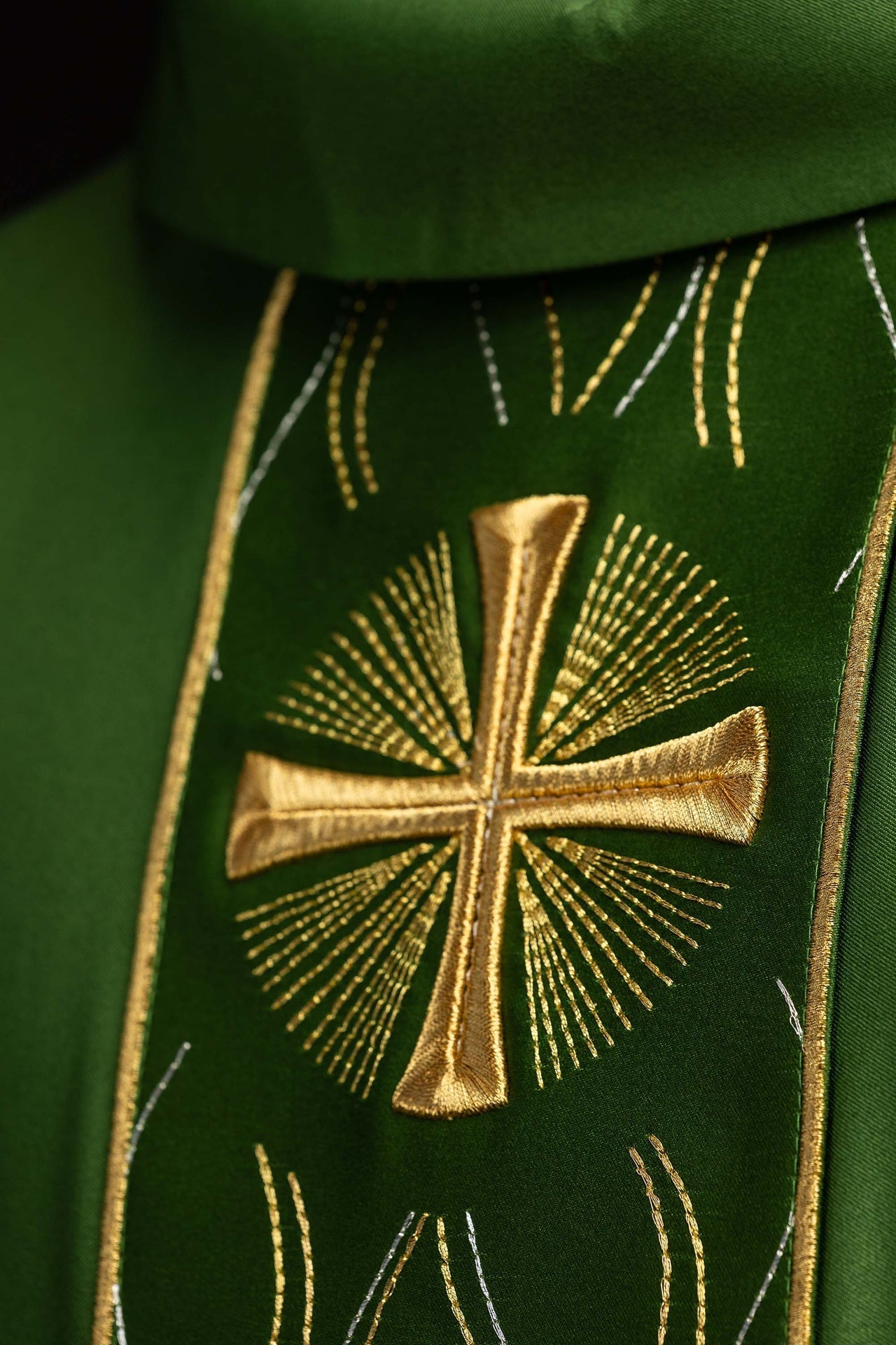Casulla verde bordada con cruz