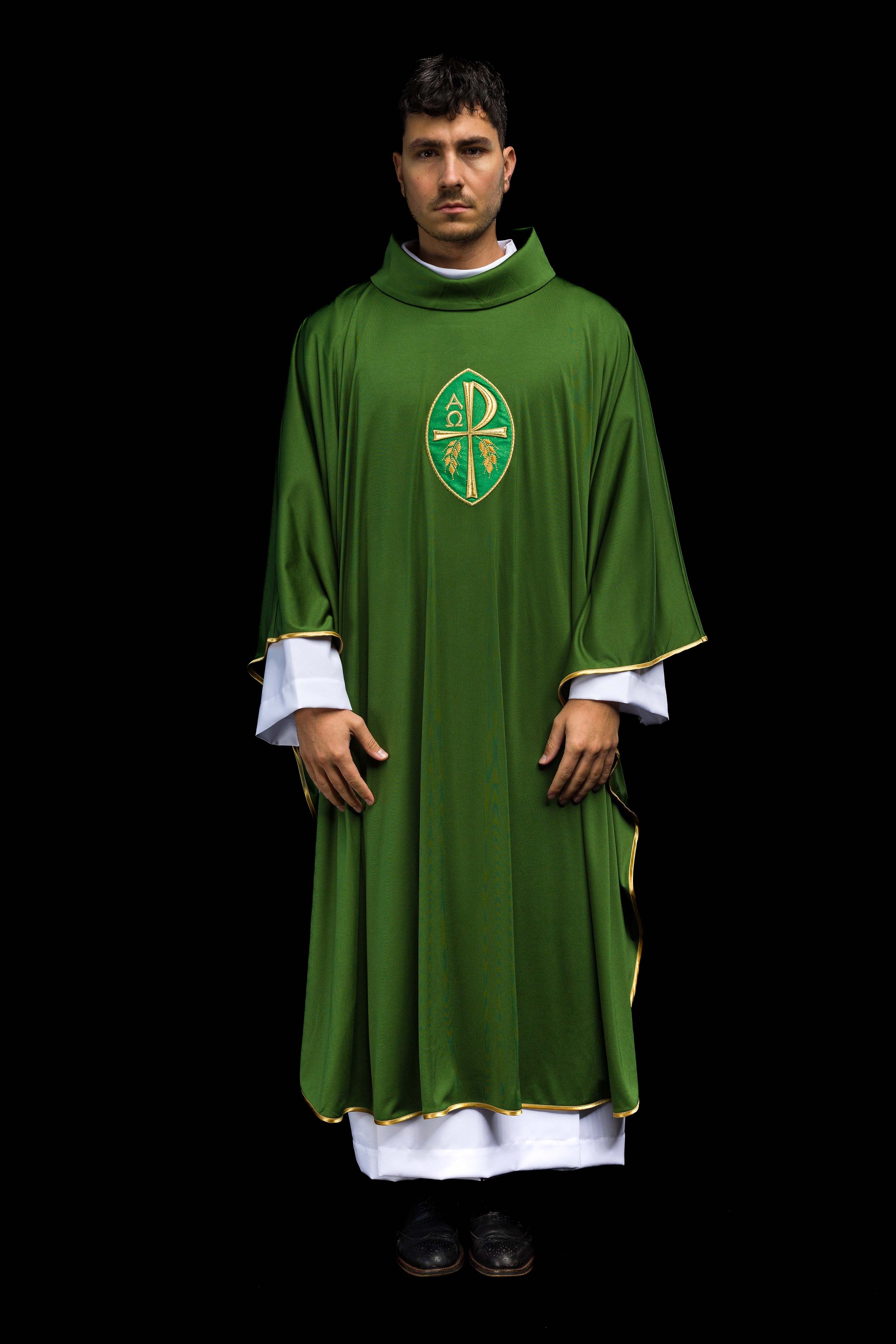 Casulla verde con bordado PAX alfa y omega; tejido de punto