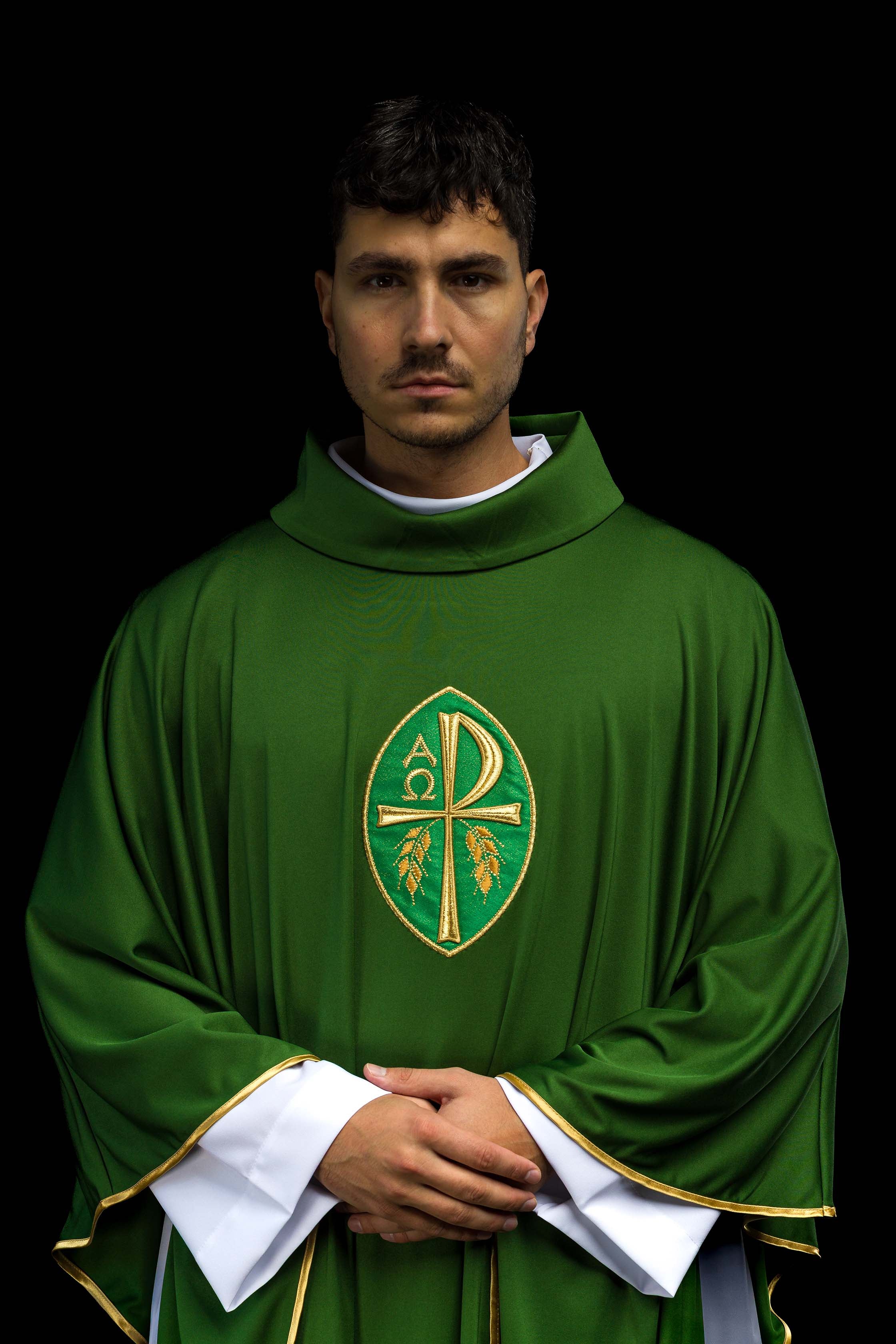 Casulla verde con bordado PAX alfa y omega; tejido de punto