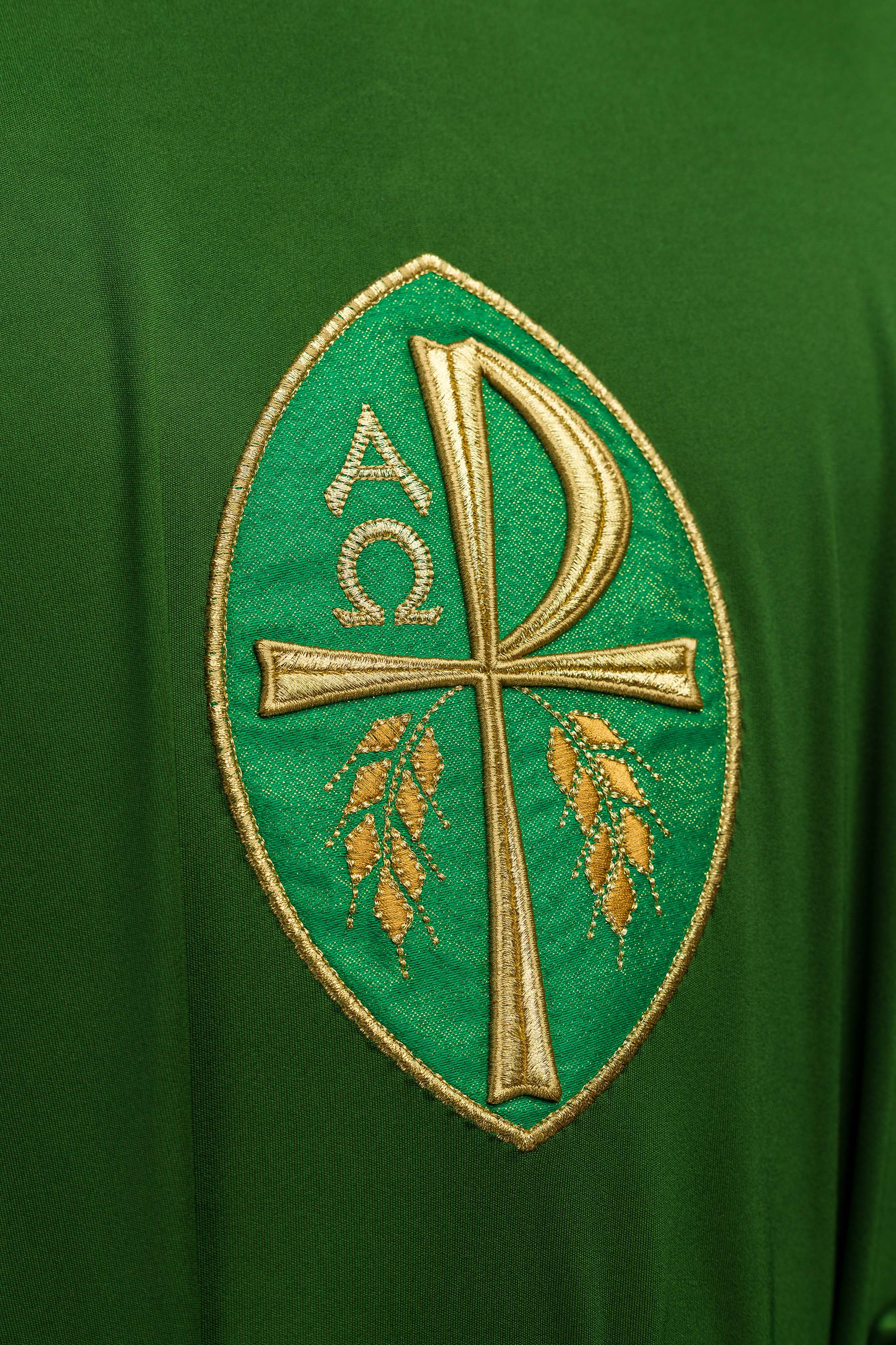Casulla verde con bordado PAX alfa y omega; tejido de punto