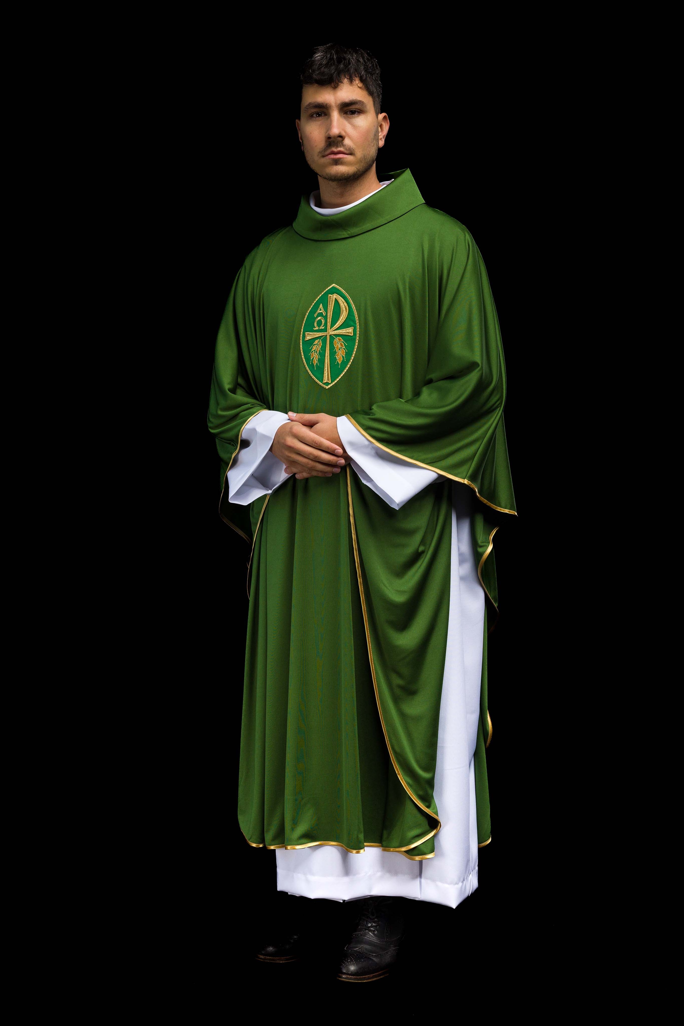 Casulla verde con bordado PAX alfa y omega; tejido de punto
