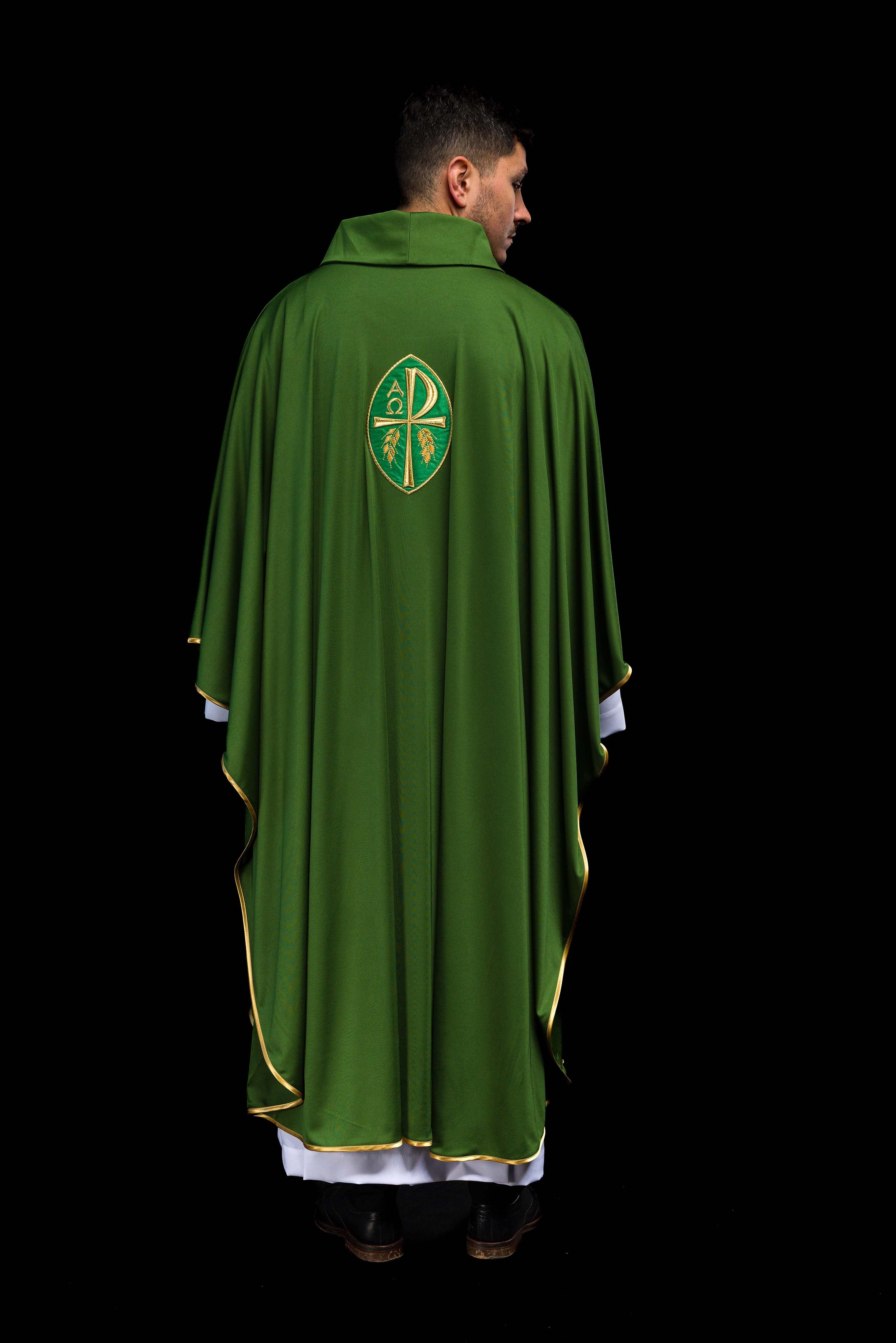 Casulla verde con bordado PAX alfa y omega; tejido de punto