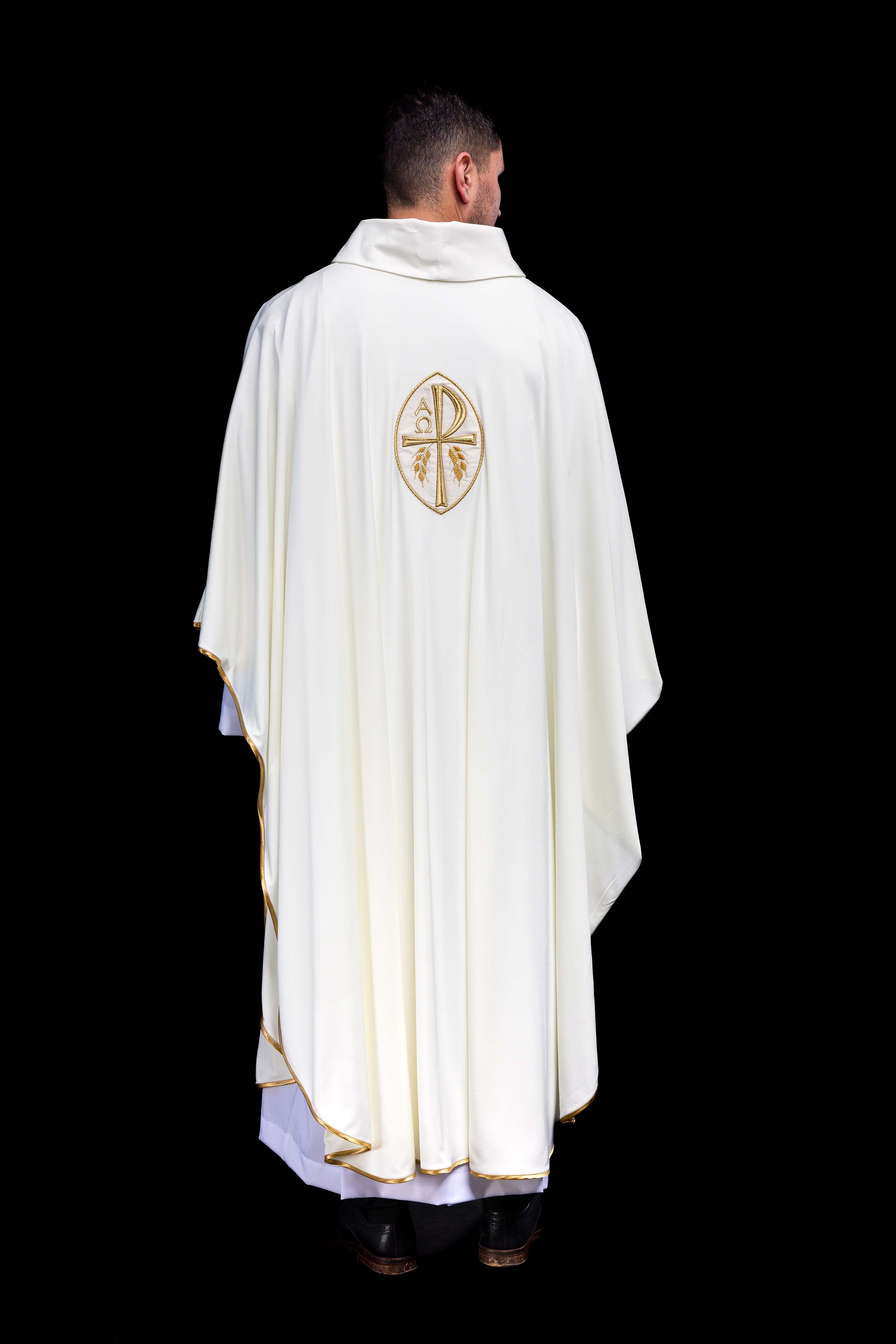 Casulla marfil con bordado PAX alfa y omega; tejido de punto