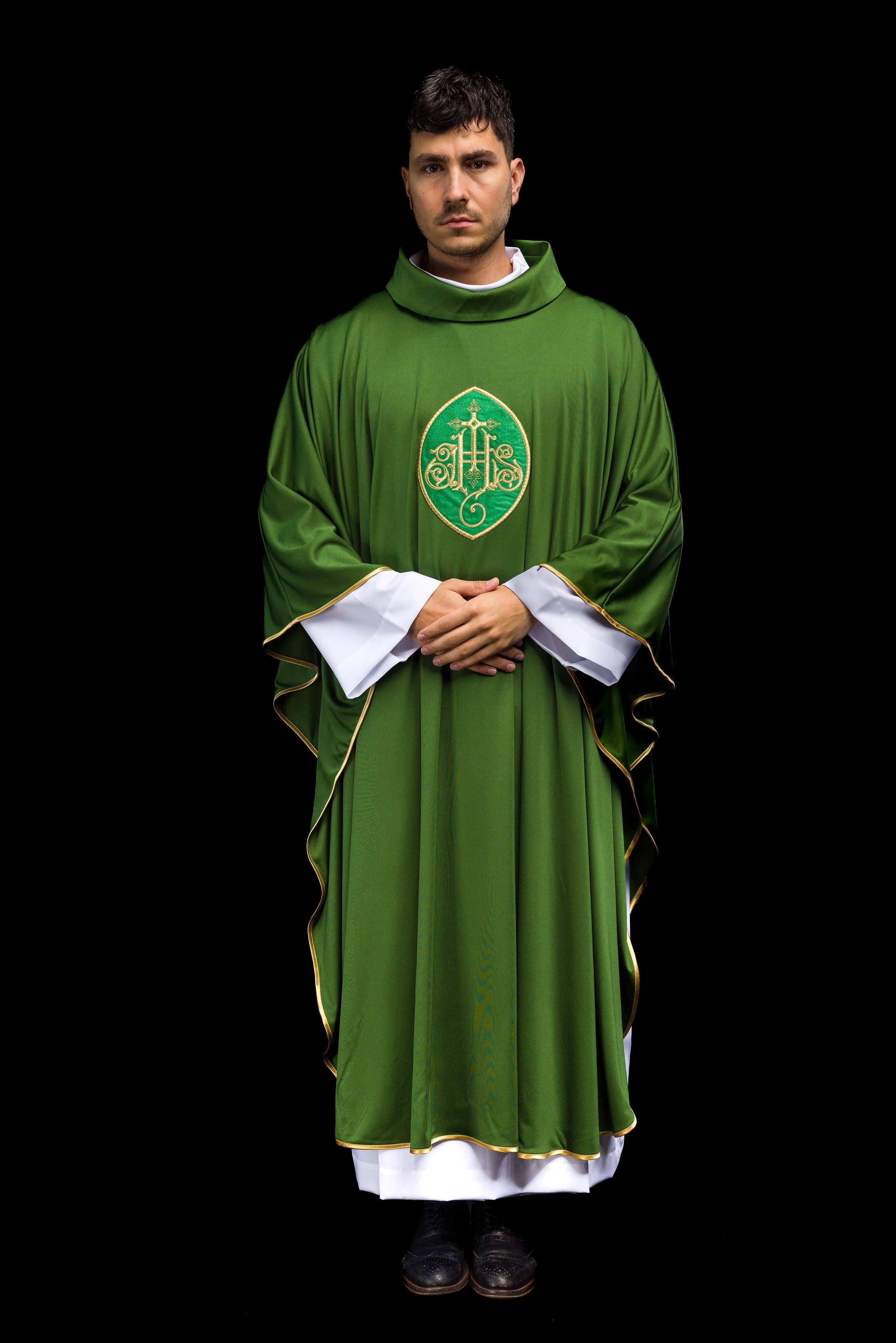 Casulla verde con bordado IHS; tejido de punto