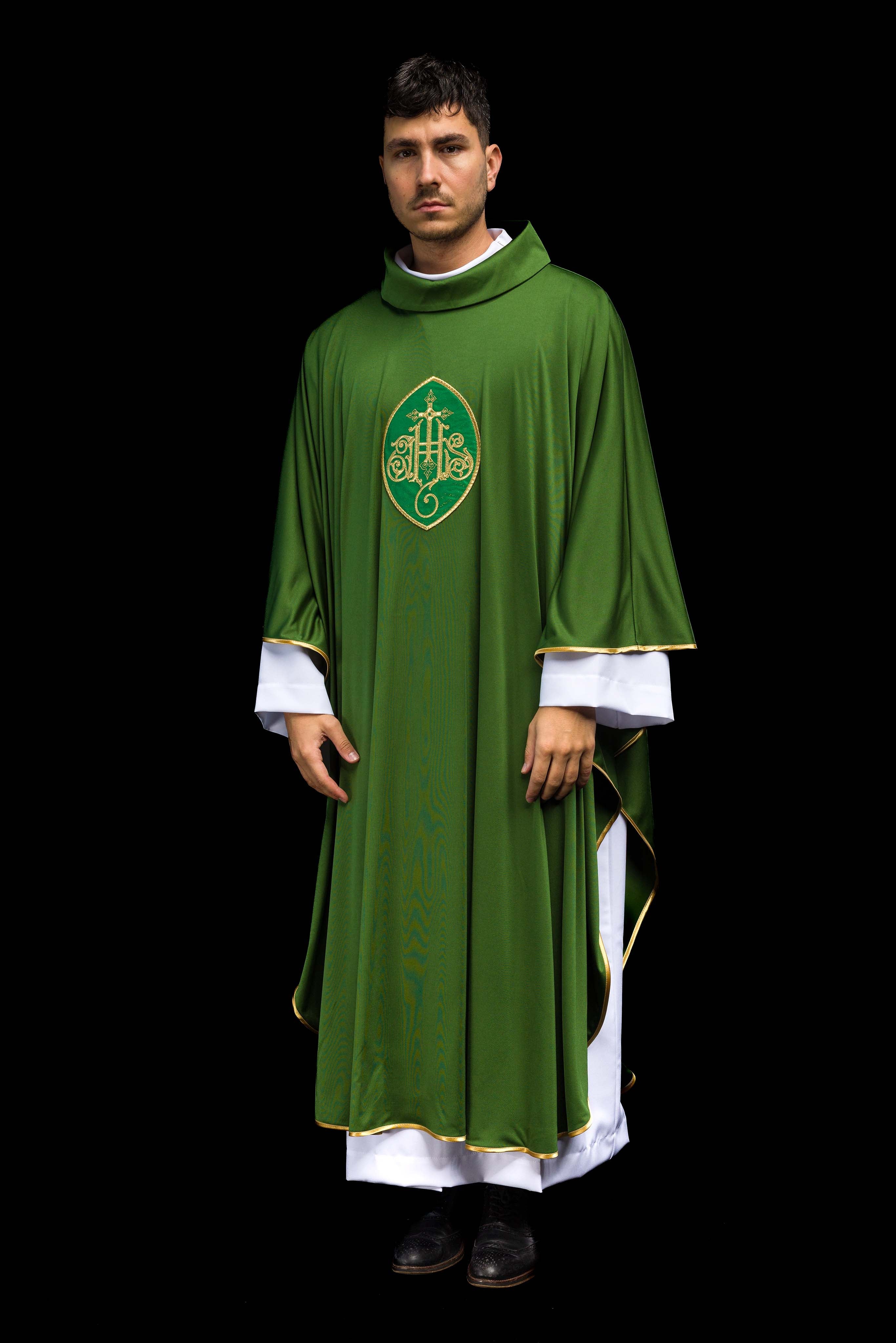 Casulla verde con bordado IHS; tejido de punto
