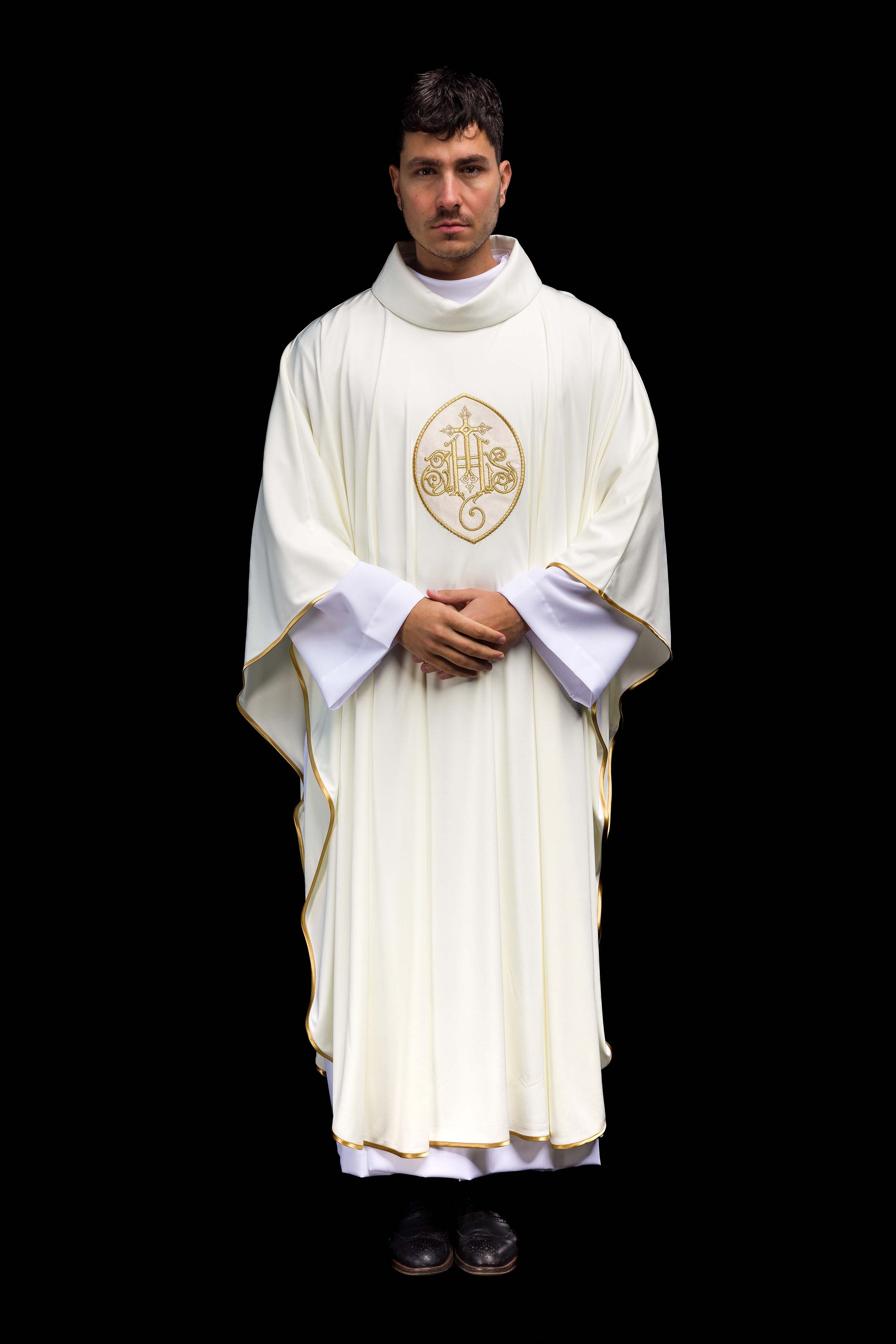 Casulla marfil con bordado IHS; tejido de punto