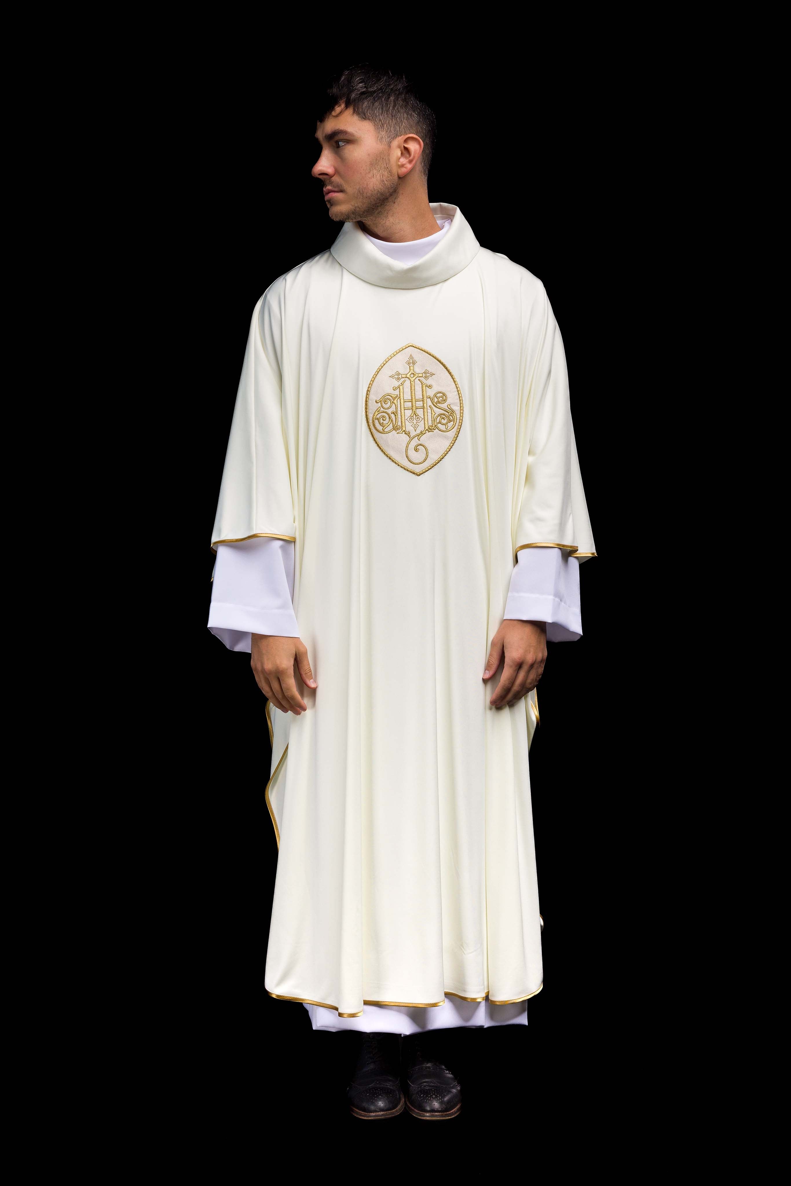 Casulla marfil con bordado IHS; tejido de punto