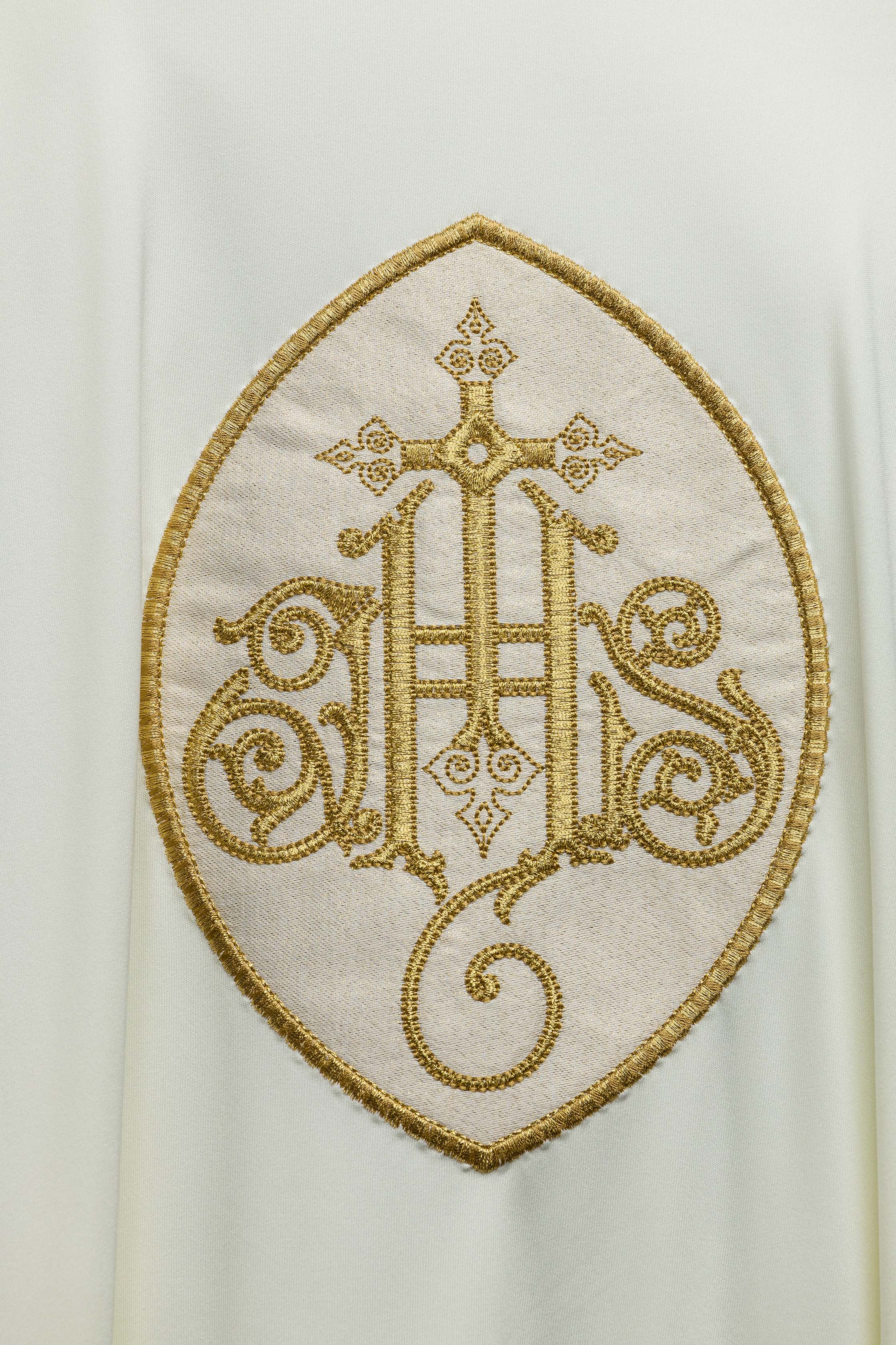 Casulla marfil con bordado IHS; tejido de punto