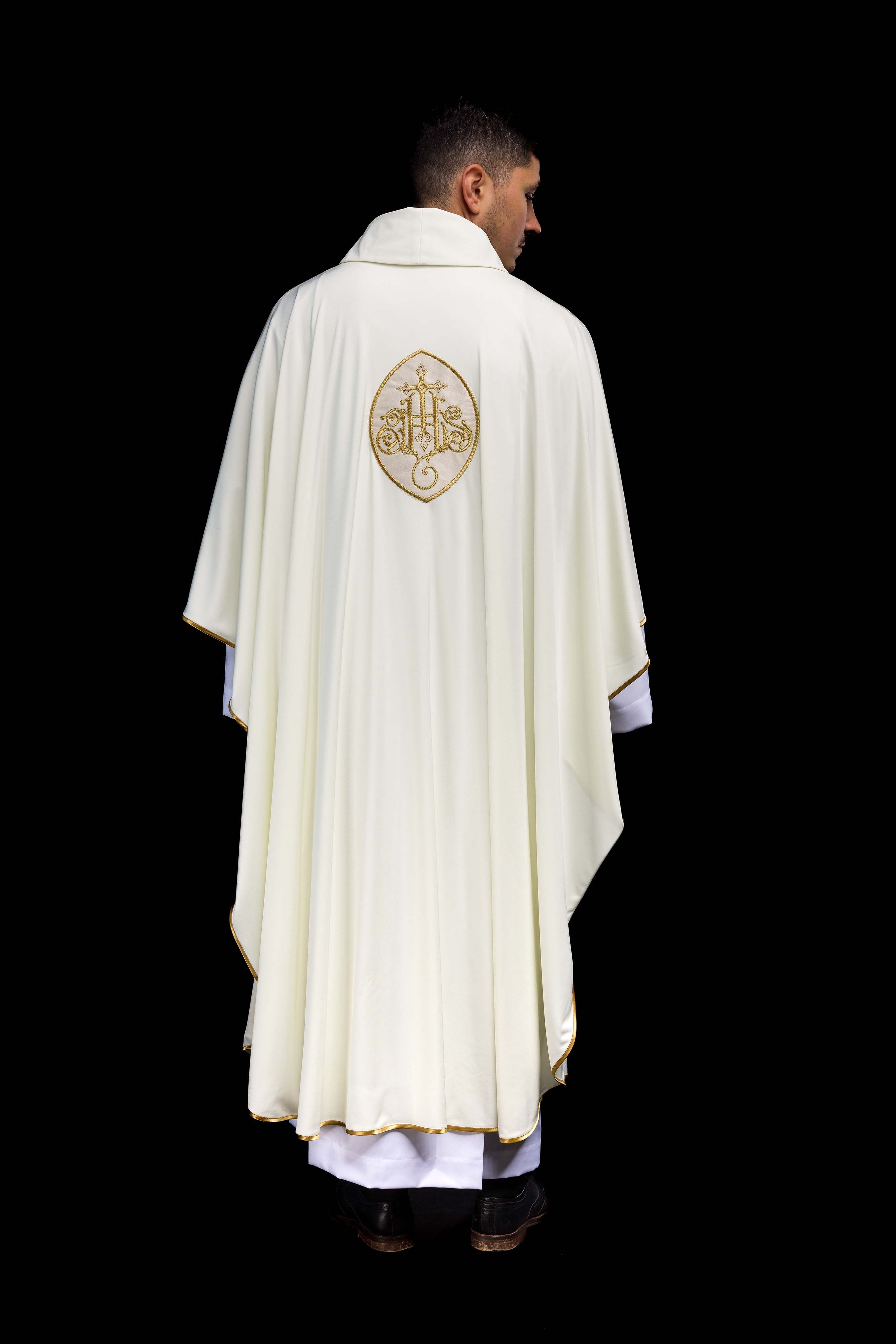Casulla marfil con bordado IHS; tejido de punto