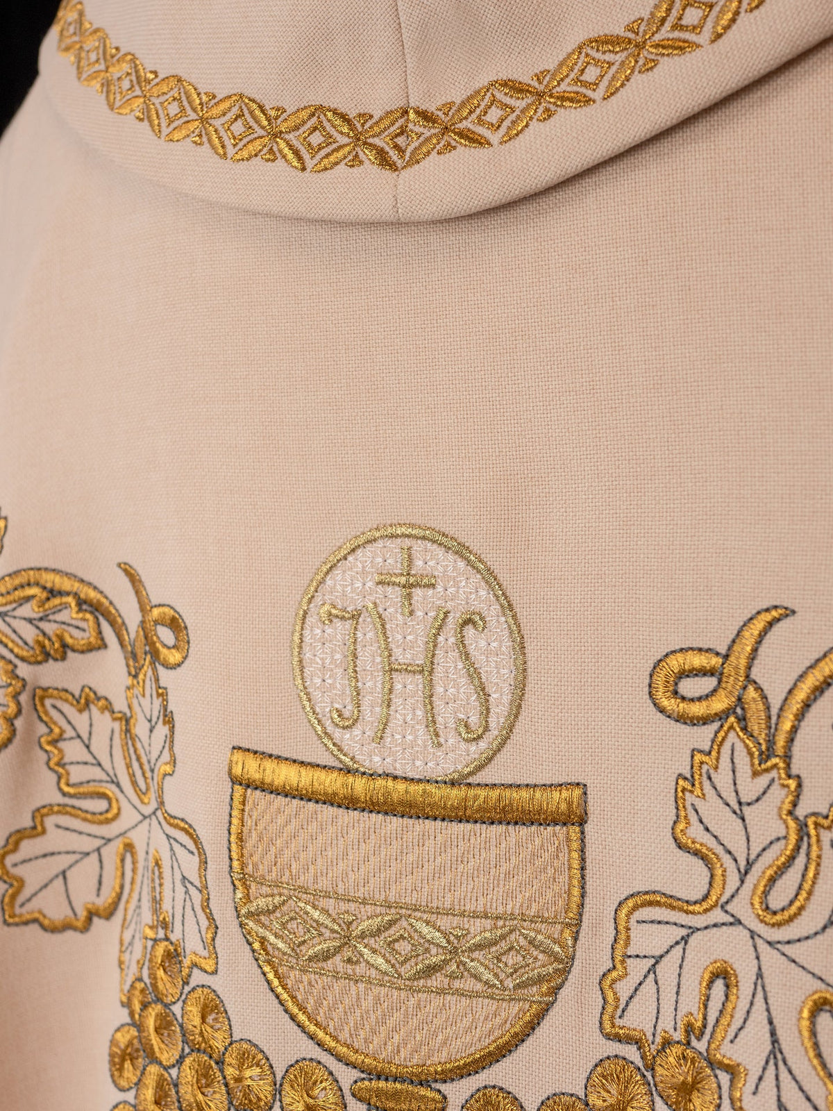 Casulla bordada beige con cáliz y uvas
