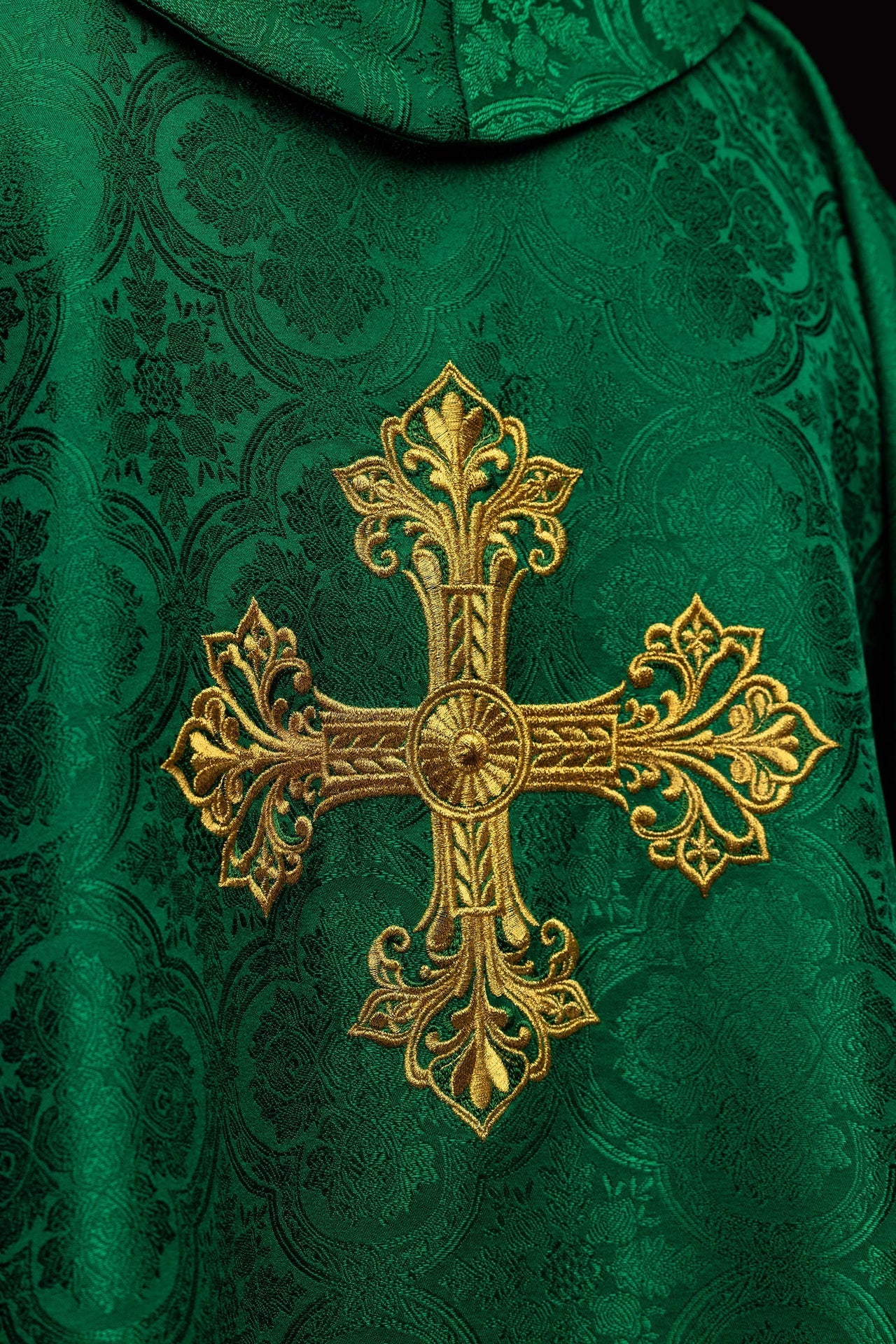 Casulla verde con cruz de tejido jacquard