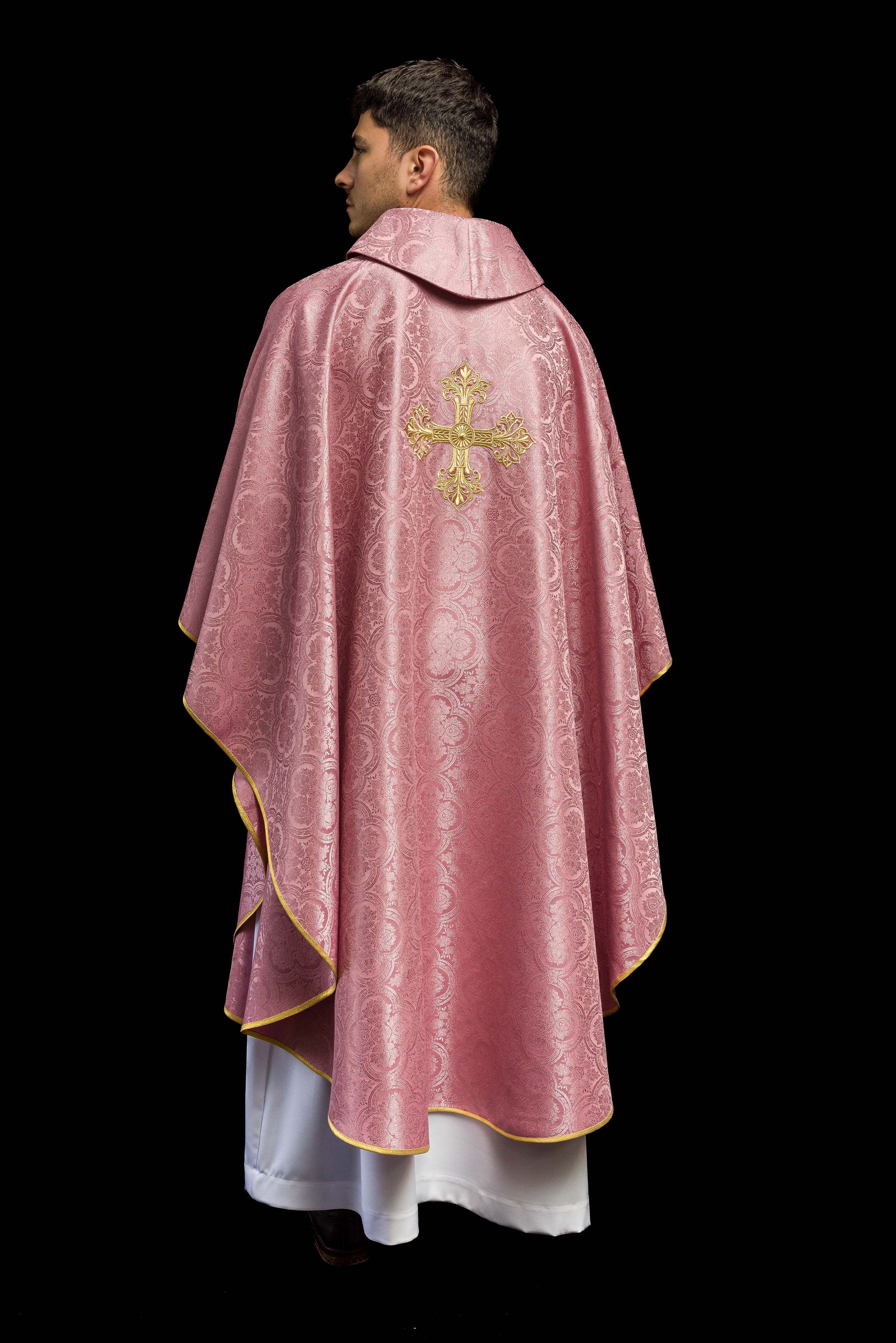 Casulla rosa con una cruz hecha de tela estampada