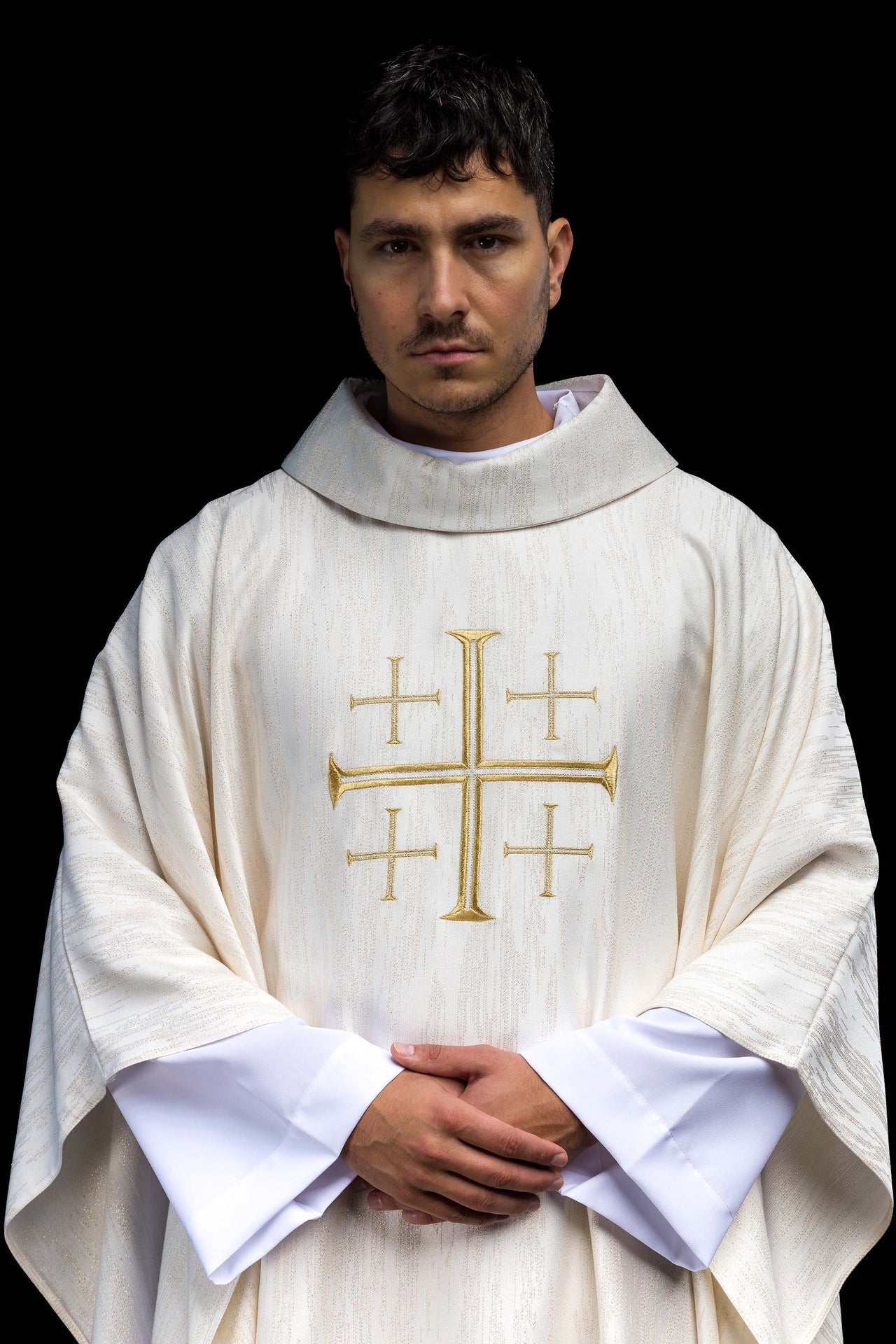 Casulla bordada con la Cruz de Jerusalén – ecru
