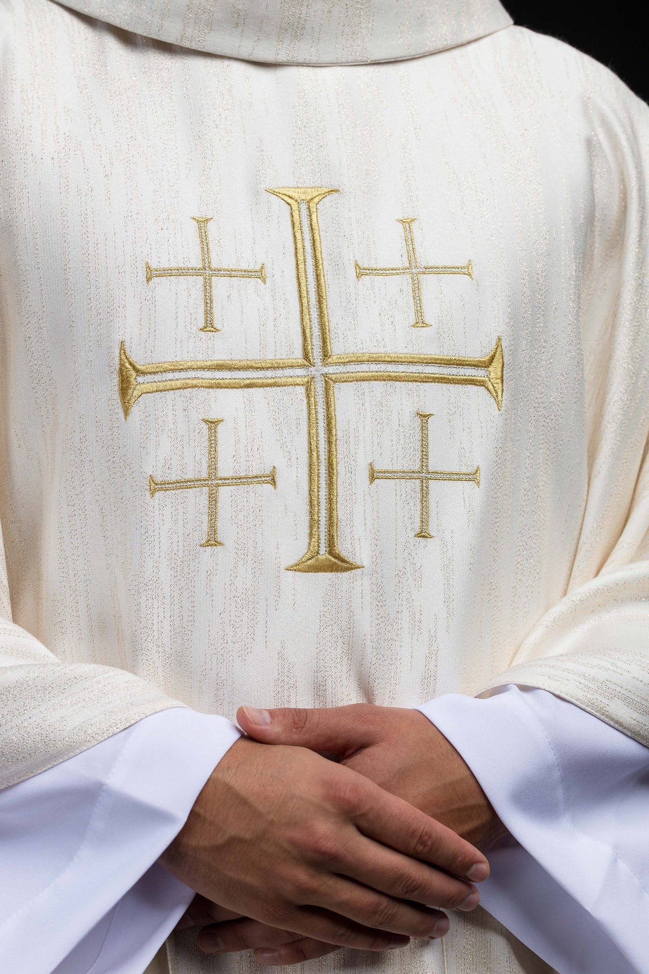 Casulla bordada con la Cruz de Jerusalén – ecru