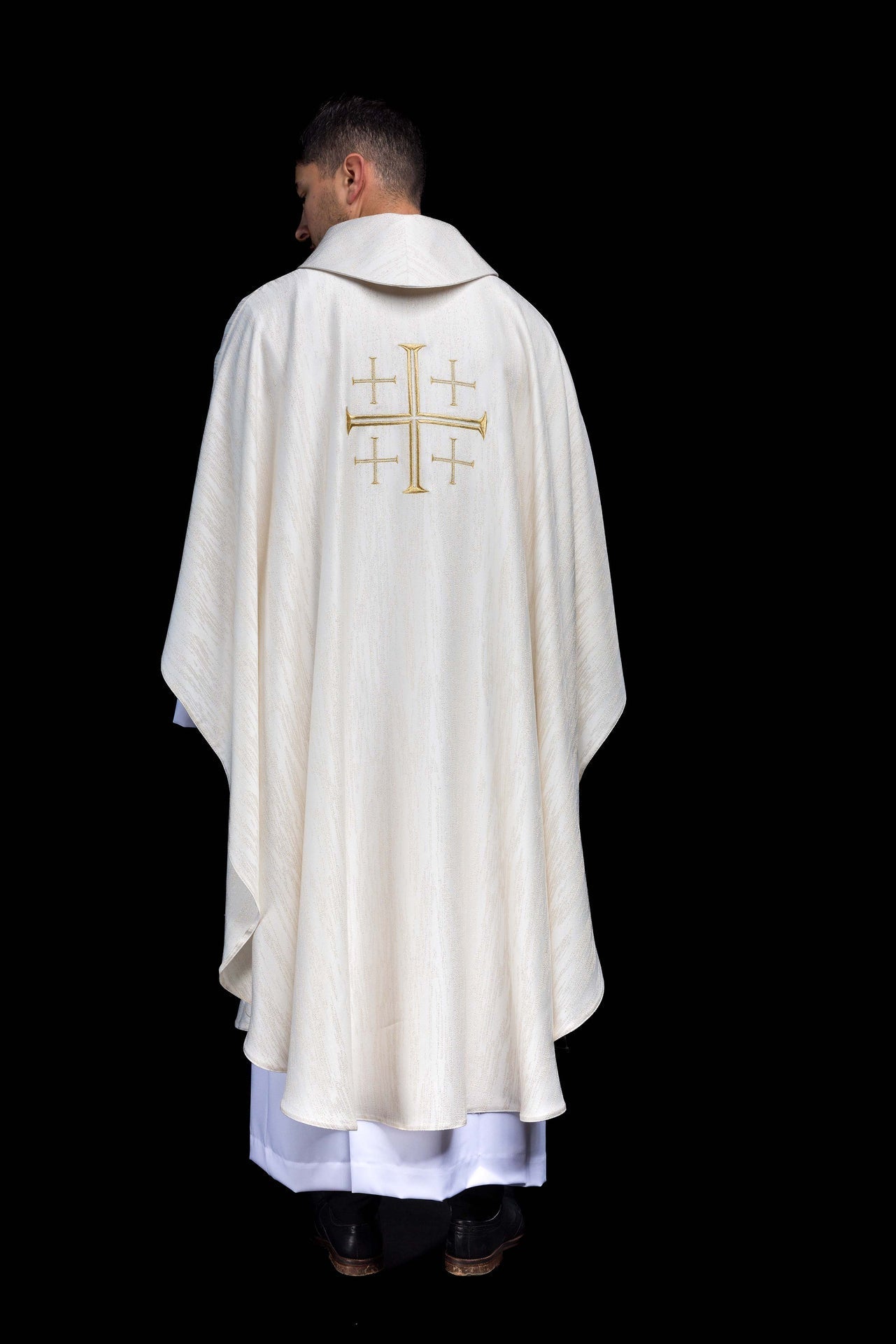 Casulla bordada con la Cruz de Jerusalén – ecru