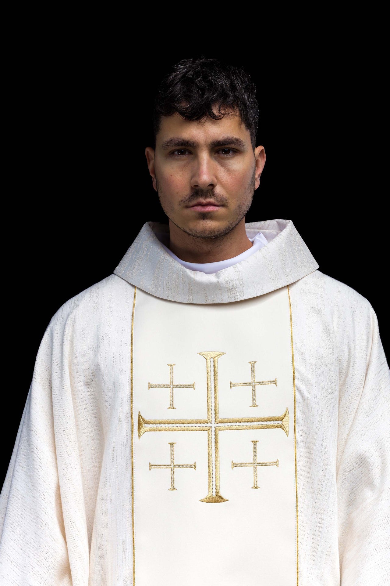 Casulla bordada con galón y Cruces de Jerusalén – ecru