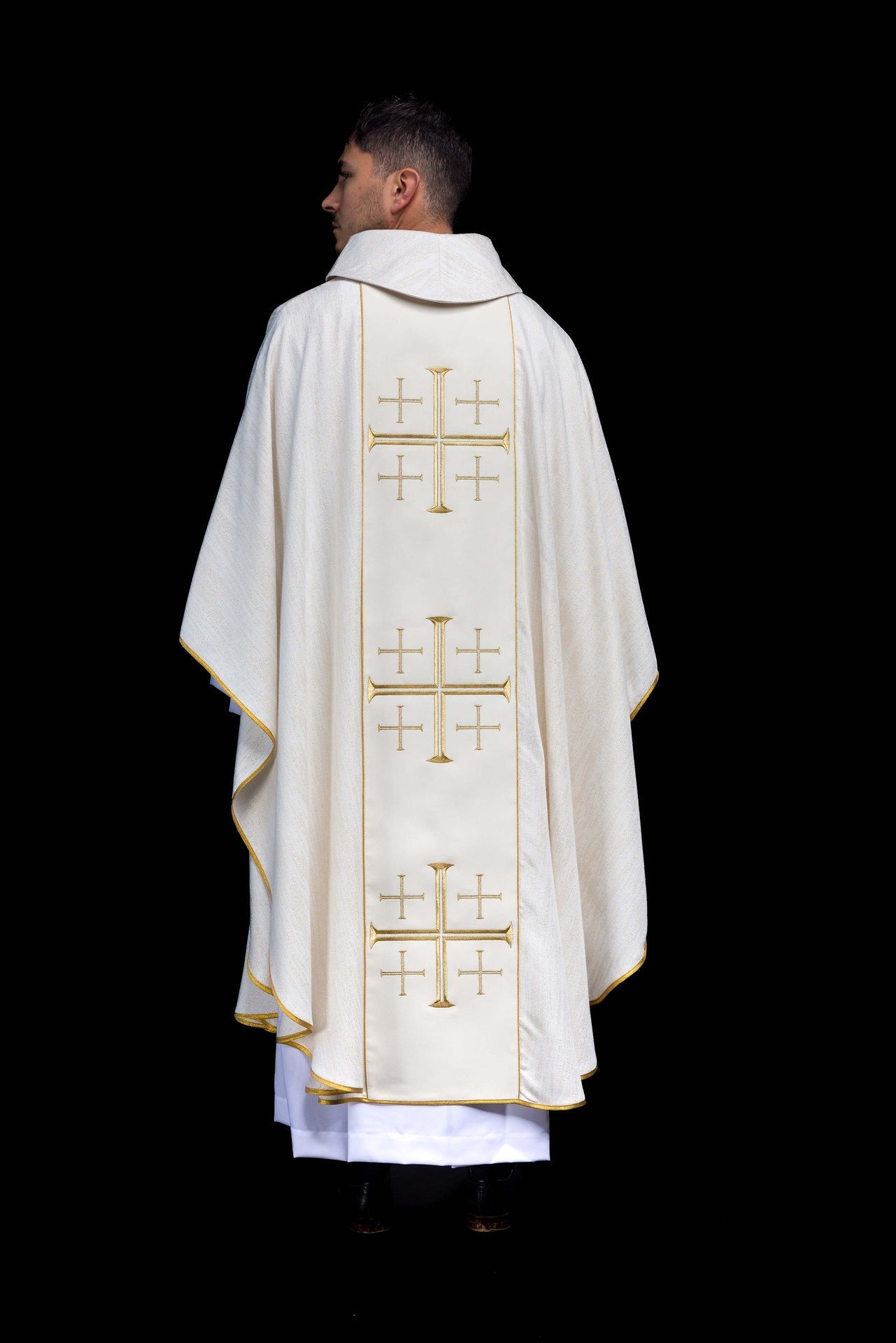 Casulla bordada con galón y Cruces de Jerusalén – ecru