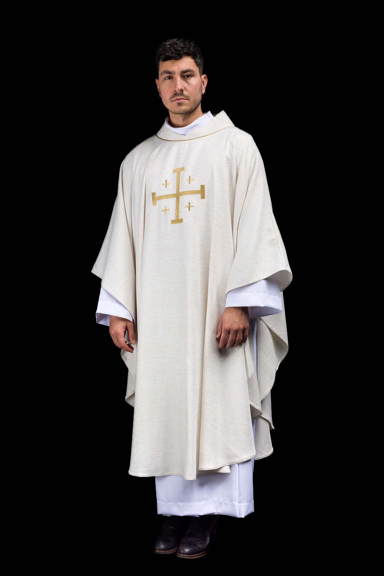 Casulla bordada con la Cruz de Jerusalén en color marfil ecru