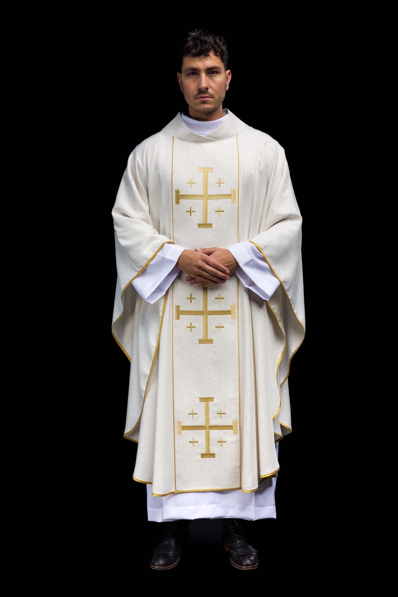 Casulla bordada con la Cruz de Jerusalén – ecru