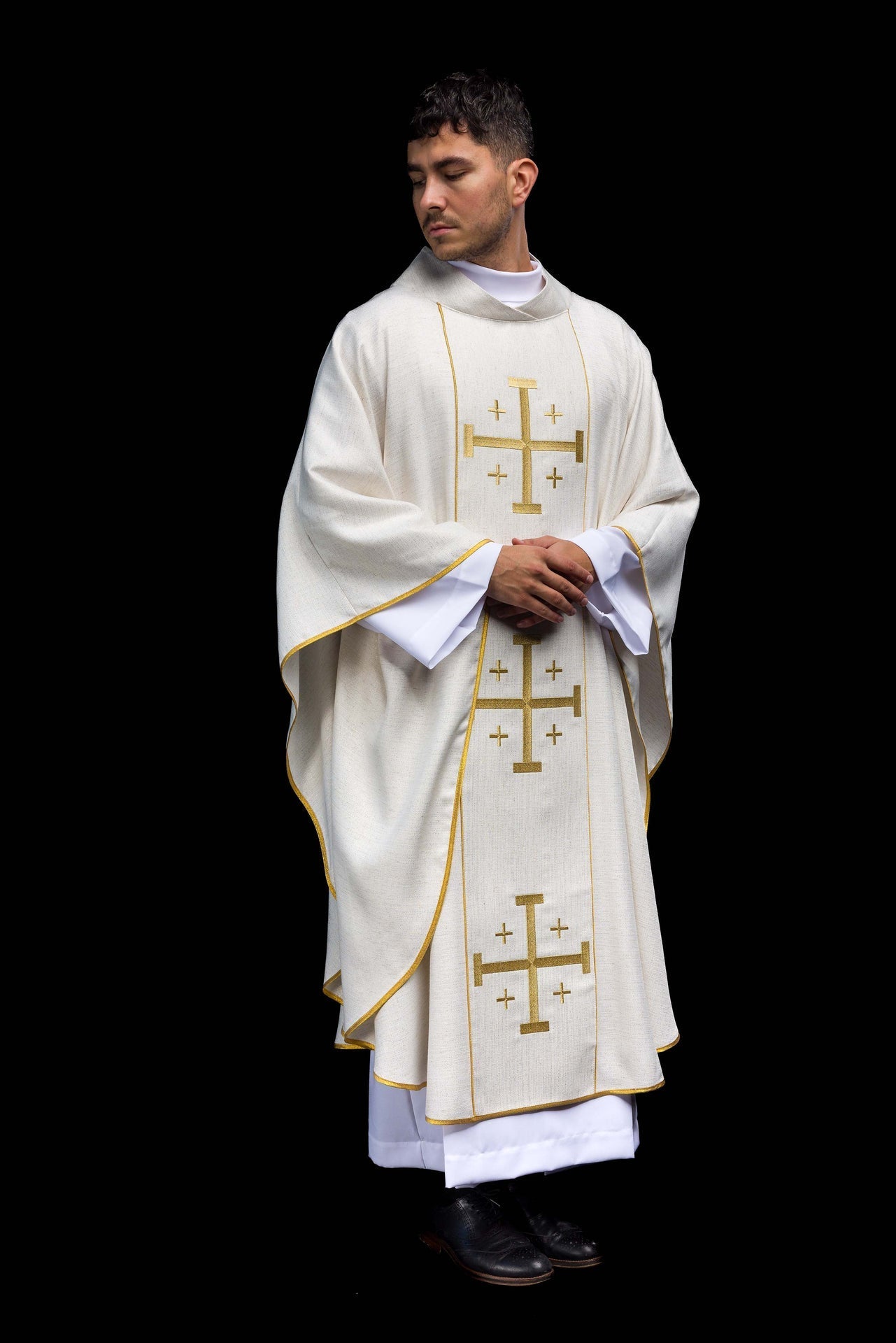 Casulla bordada con la Cruz de Jerusalén – ecru