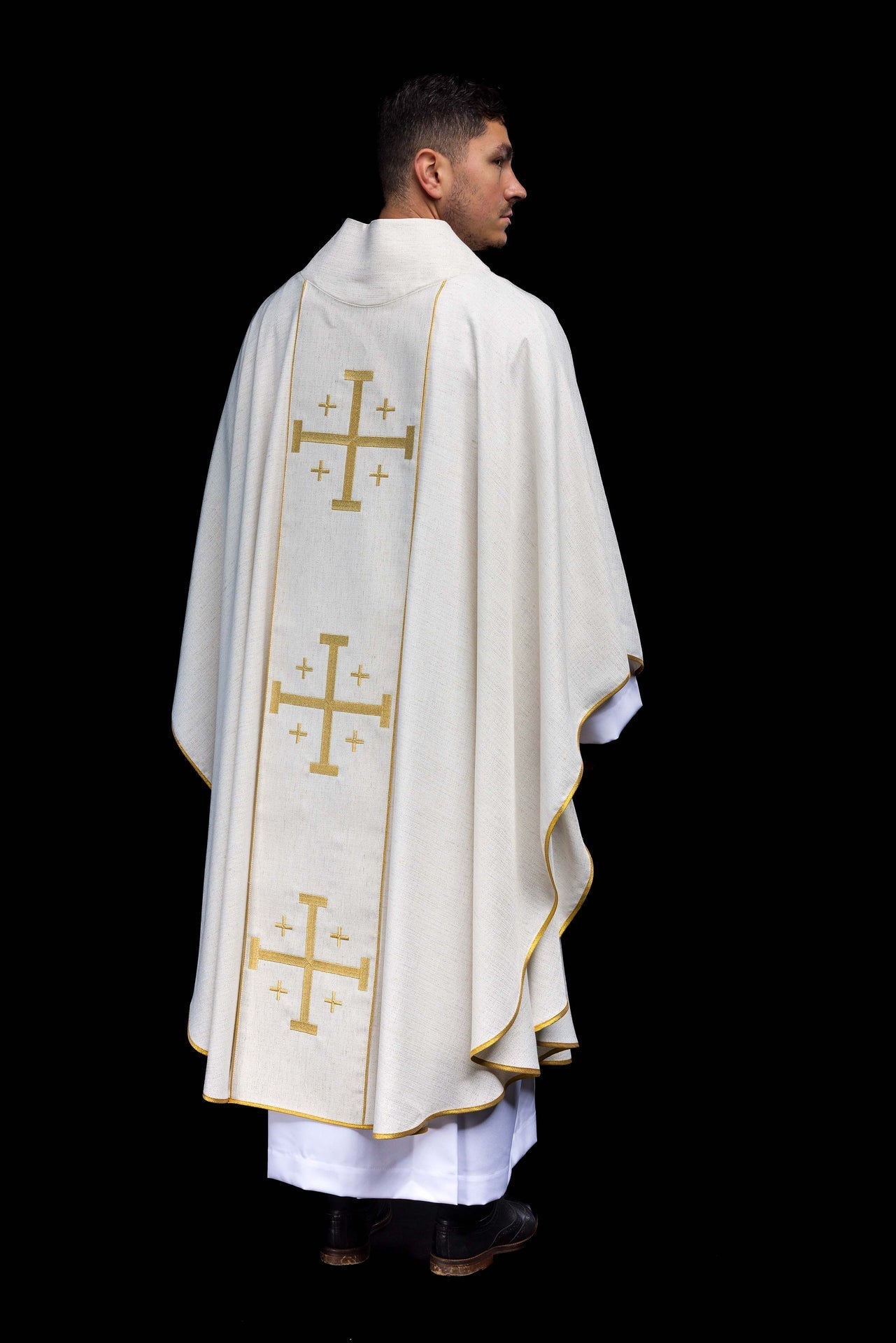 Casulla bordada con la Cruz de Jerusalén – ecru