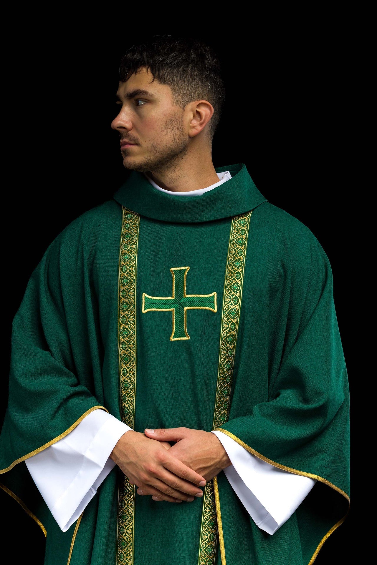 Casulla litúrgica verde con cruz bordada y bandas de jacquard