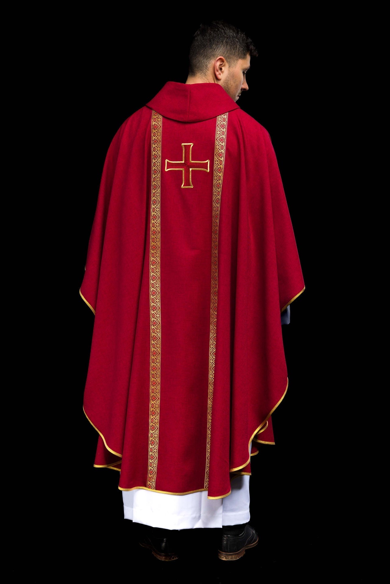 Casulla litúrgica roja con cruz bordada y bandas de jacquard