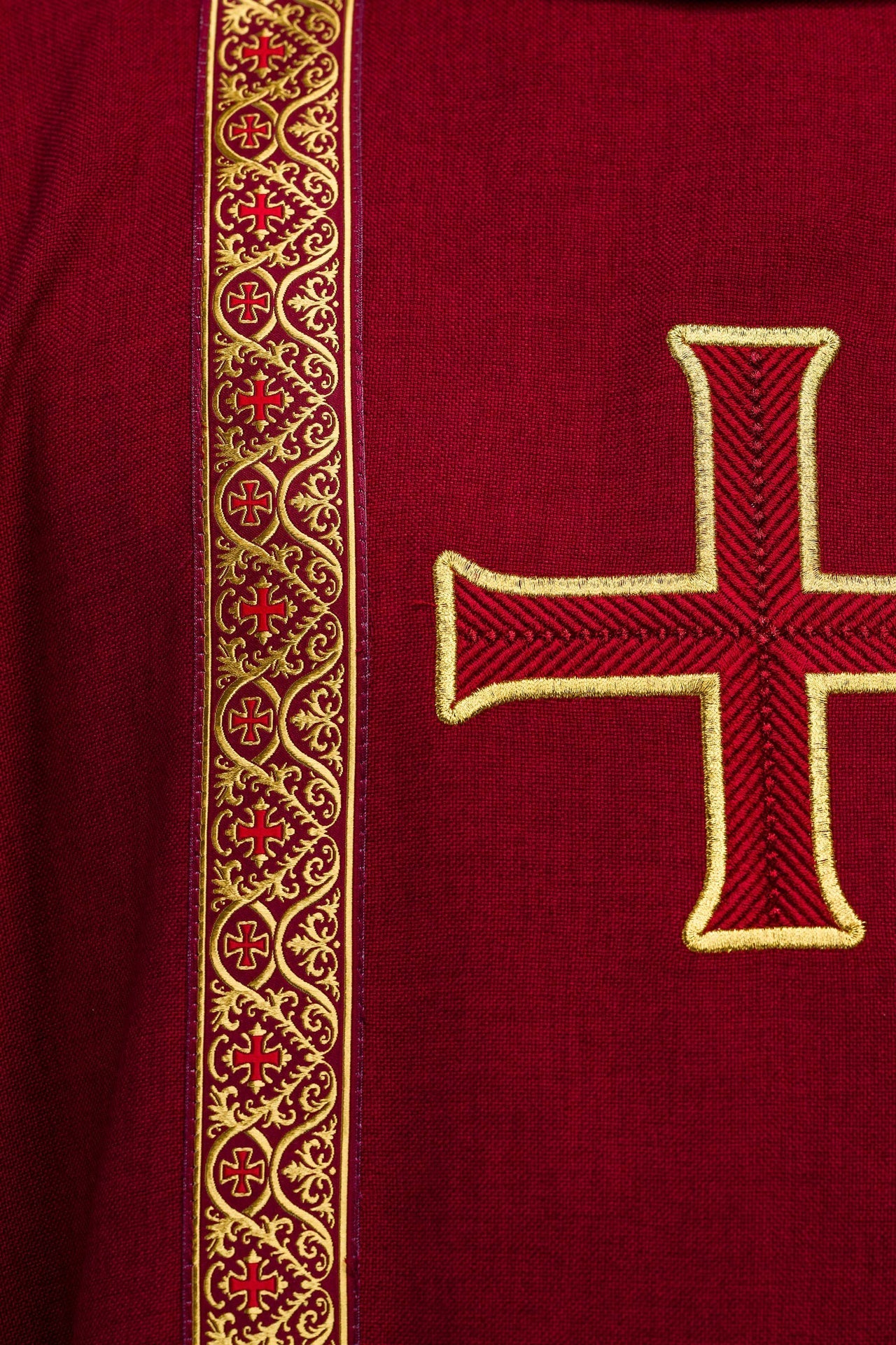Casulla litúrgica roja con cruz bordada y bandas de jacquard