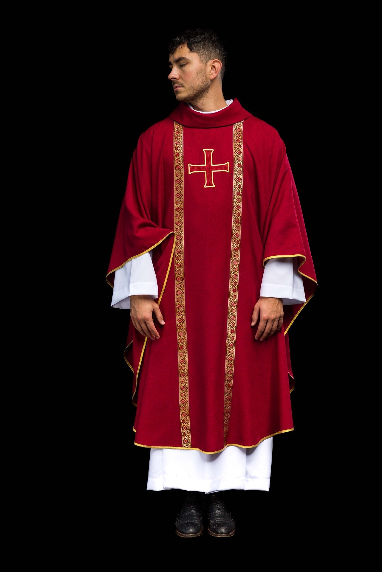 Casulla litúrgica roja con cruz bordada y bandas de jacquard