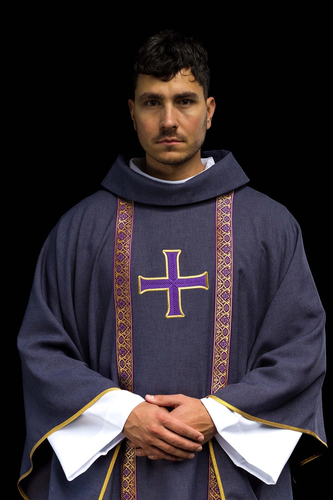 Casulla litúrgica morada con cruz bordada y bandas de jacquard