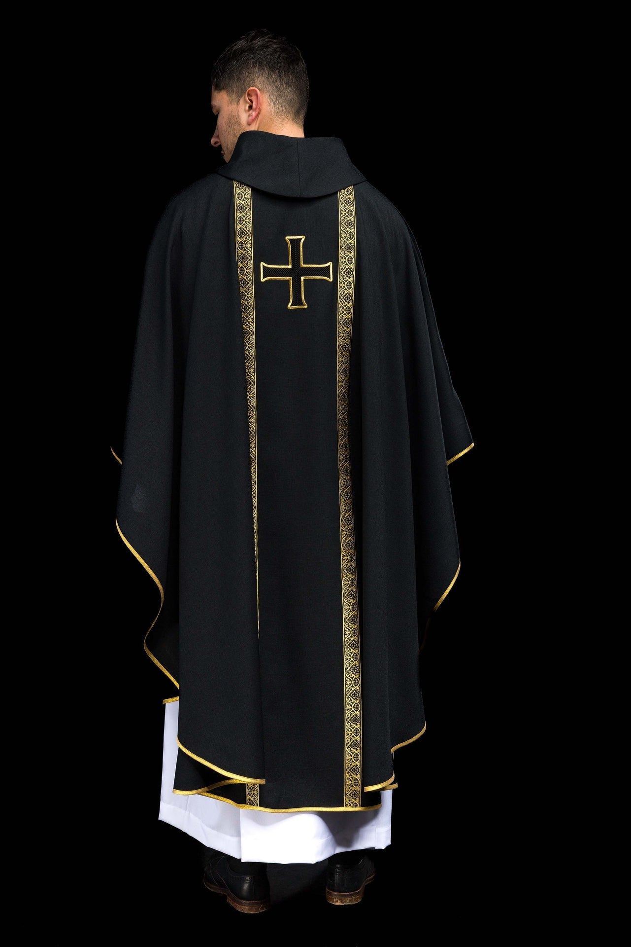 Casulla litúrgica negra con cruz bordada y bandas de jacquard