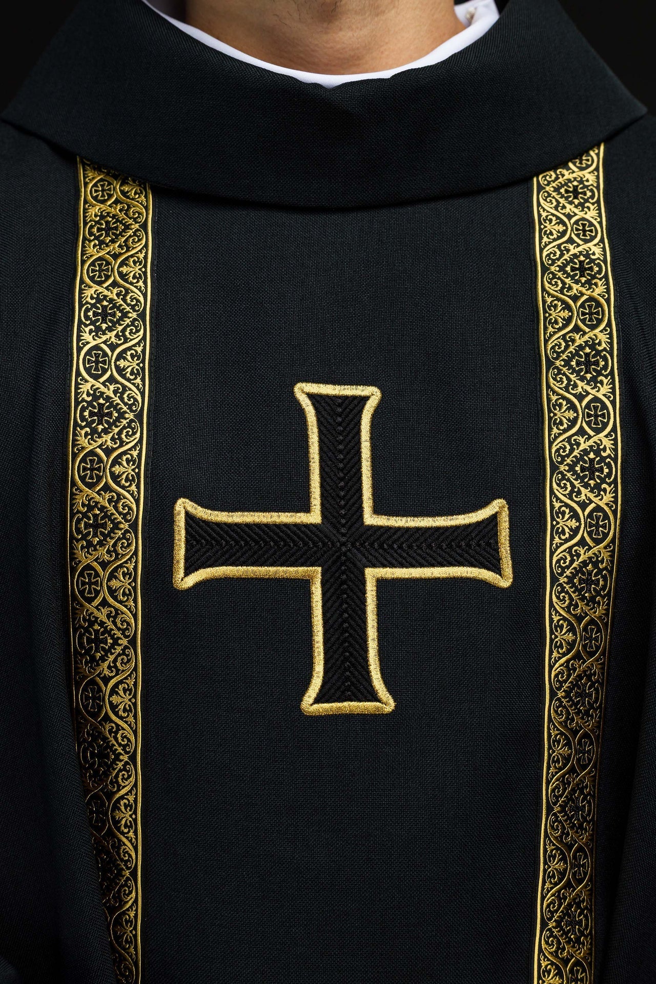 Casulla litúrgica negra con cruz bordada y bandas de jacquard