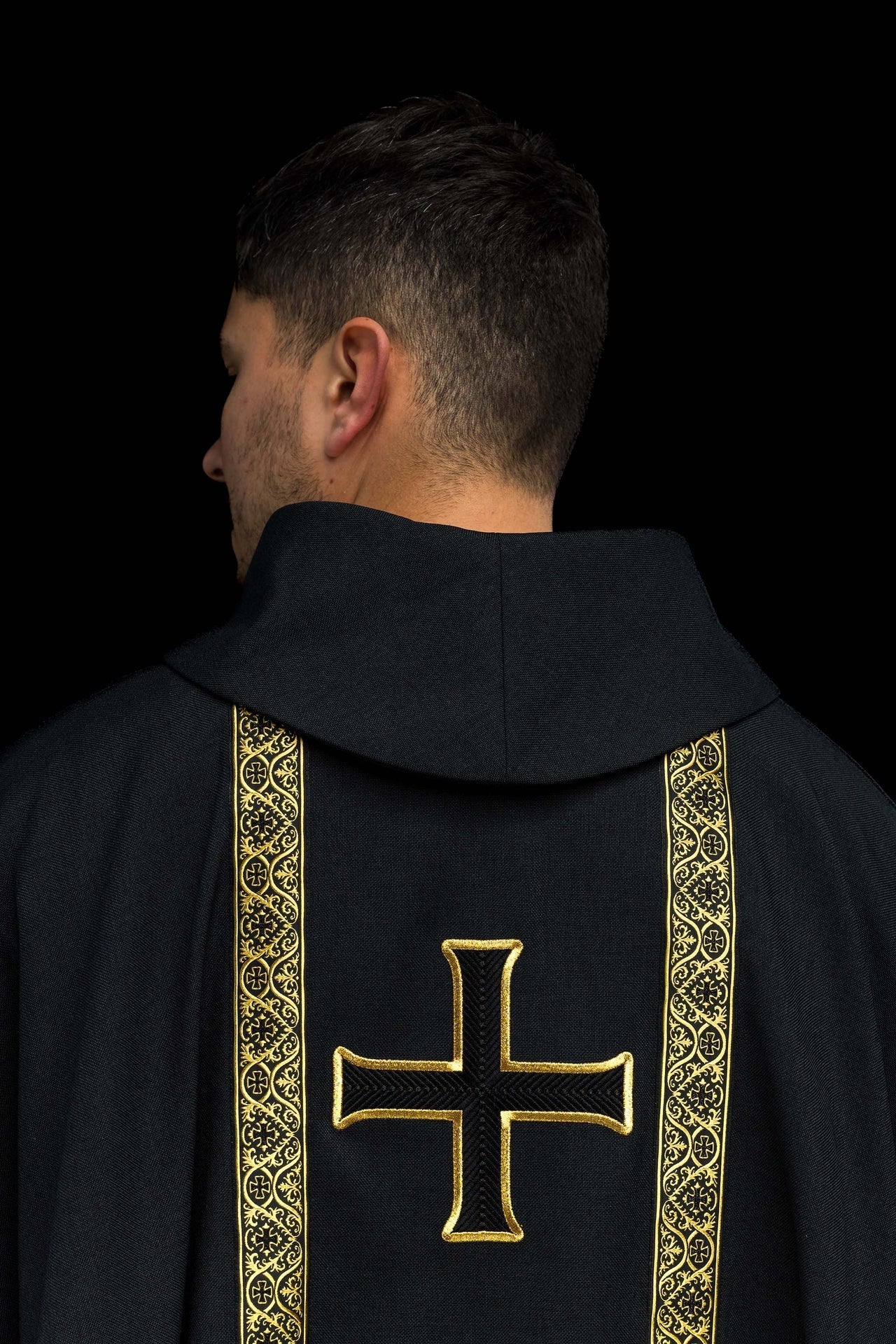 Casulla litúrgica negra con cruz bordada y bandas de jacquard
