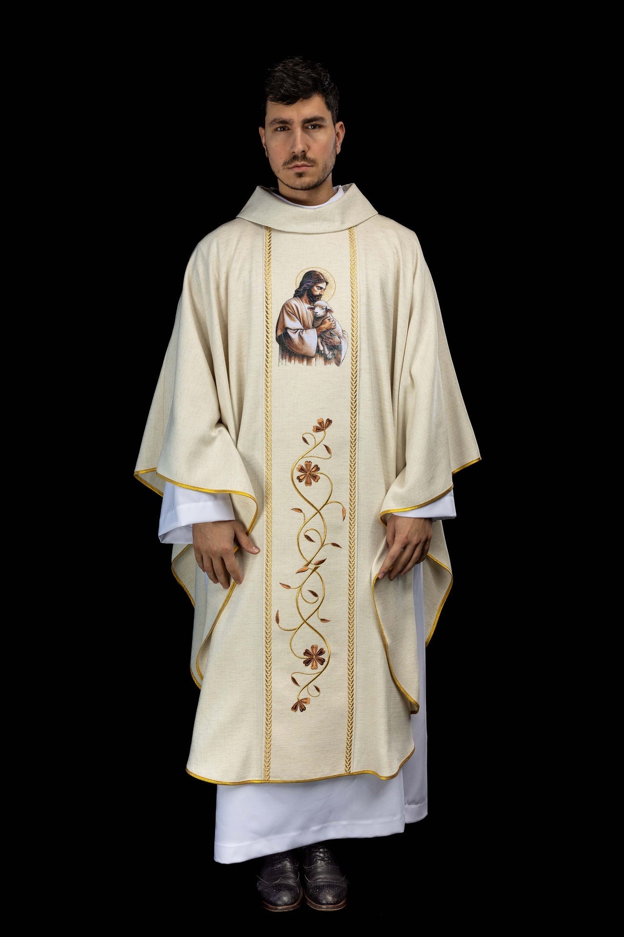 Casulla bordada con bandas y la imagen de Jesús Buen Pastor con un cordero en color crudo