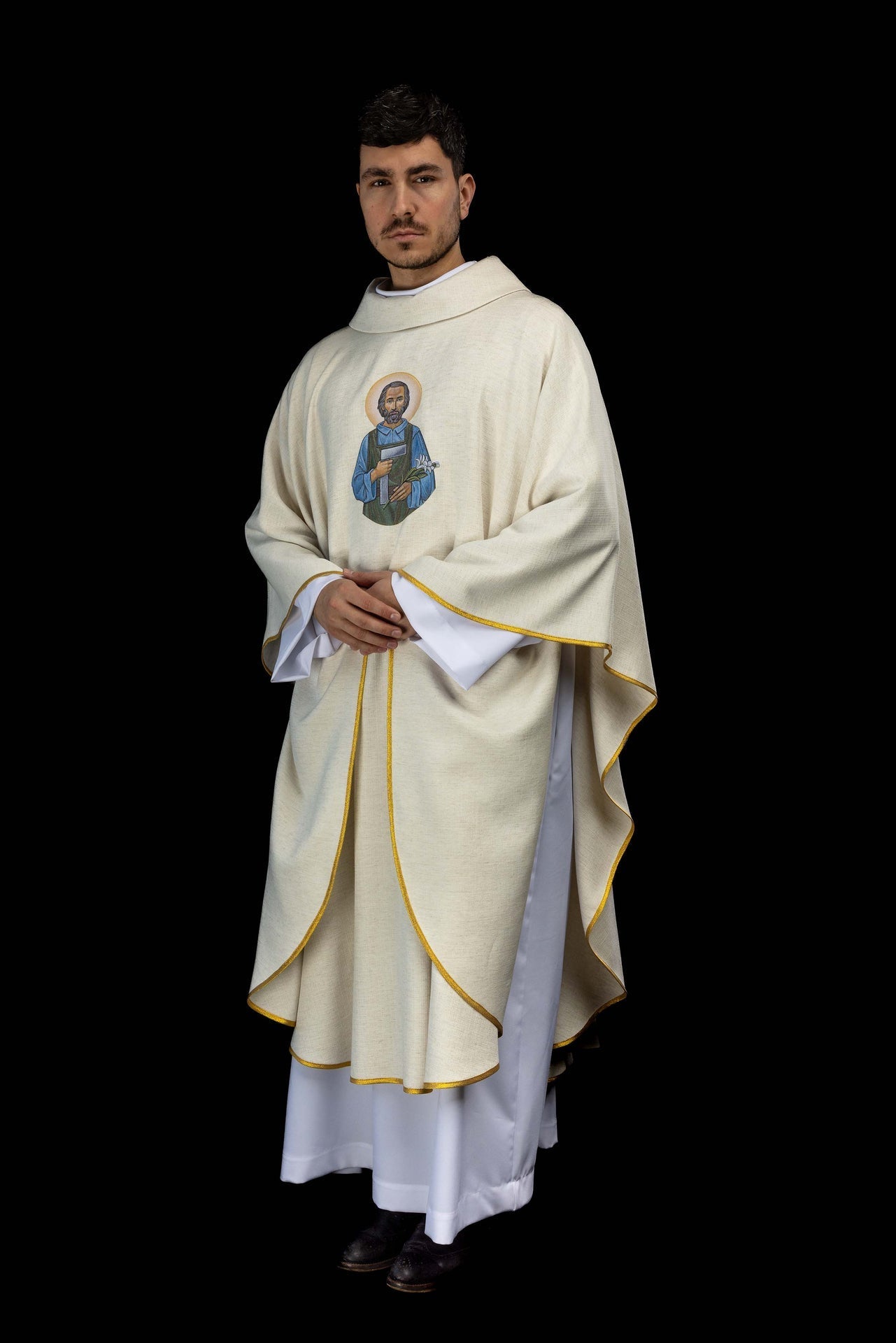 Casulla bordada con la imagen de San José Obrero