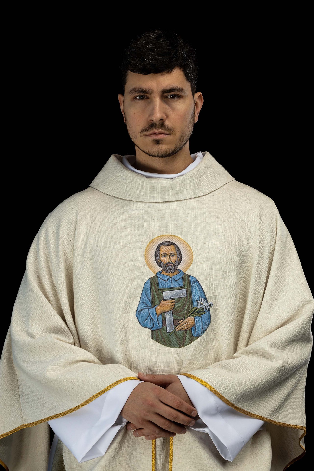 Casulla bordada con la imagen de San José Obrero