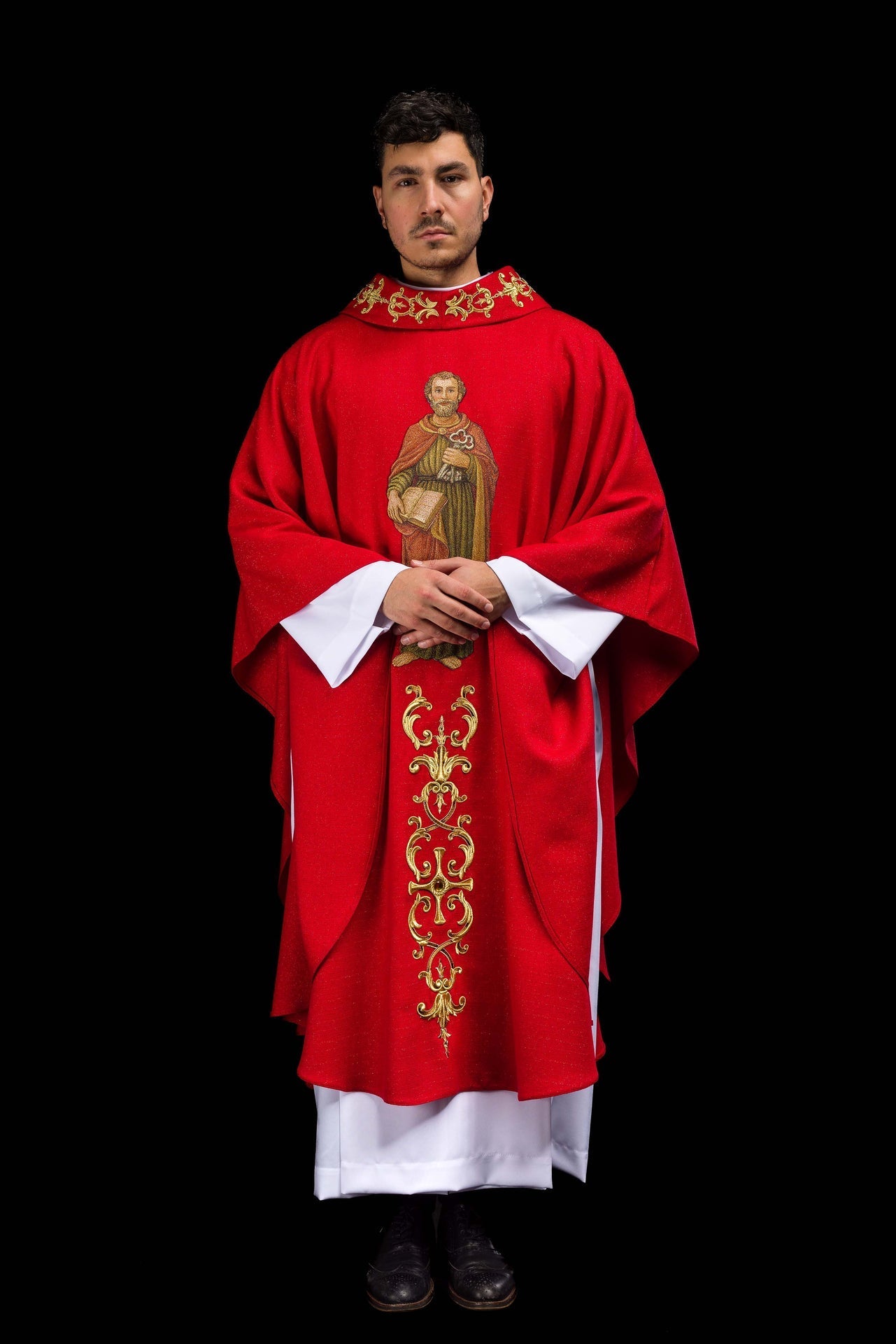 Casulla ricamente bordada con la imagen de San Pedro color rojo