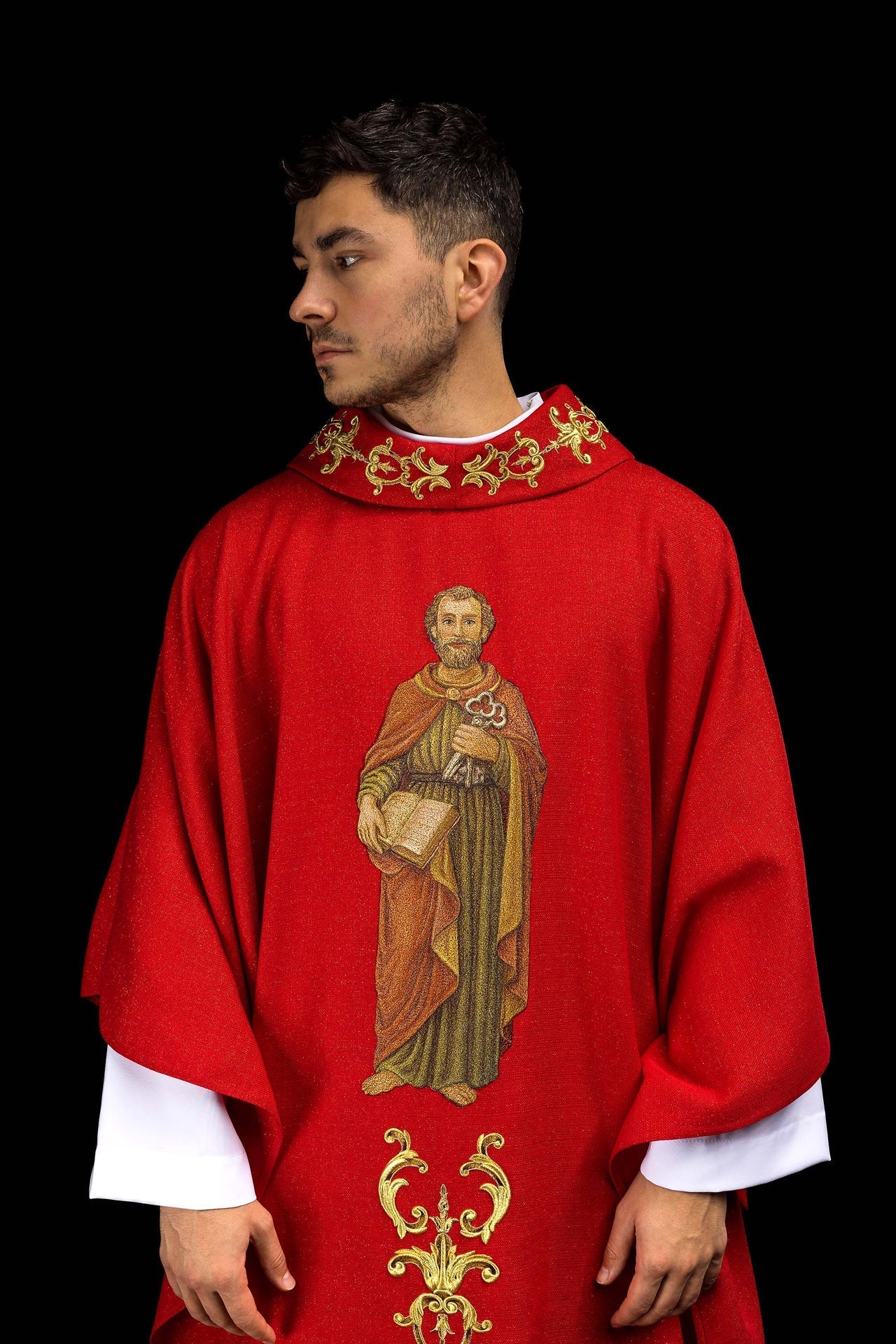 Casulla ricamente bordada con la imagen de San Pedro color rojo