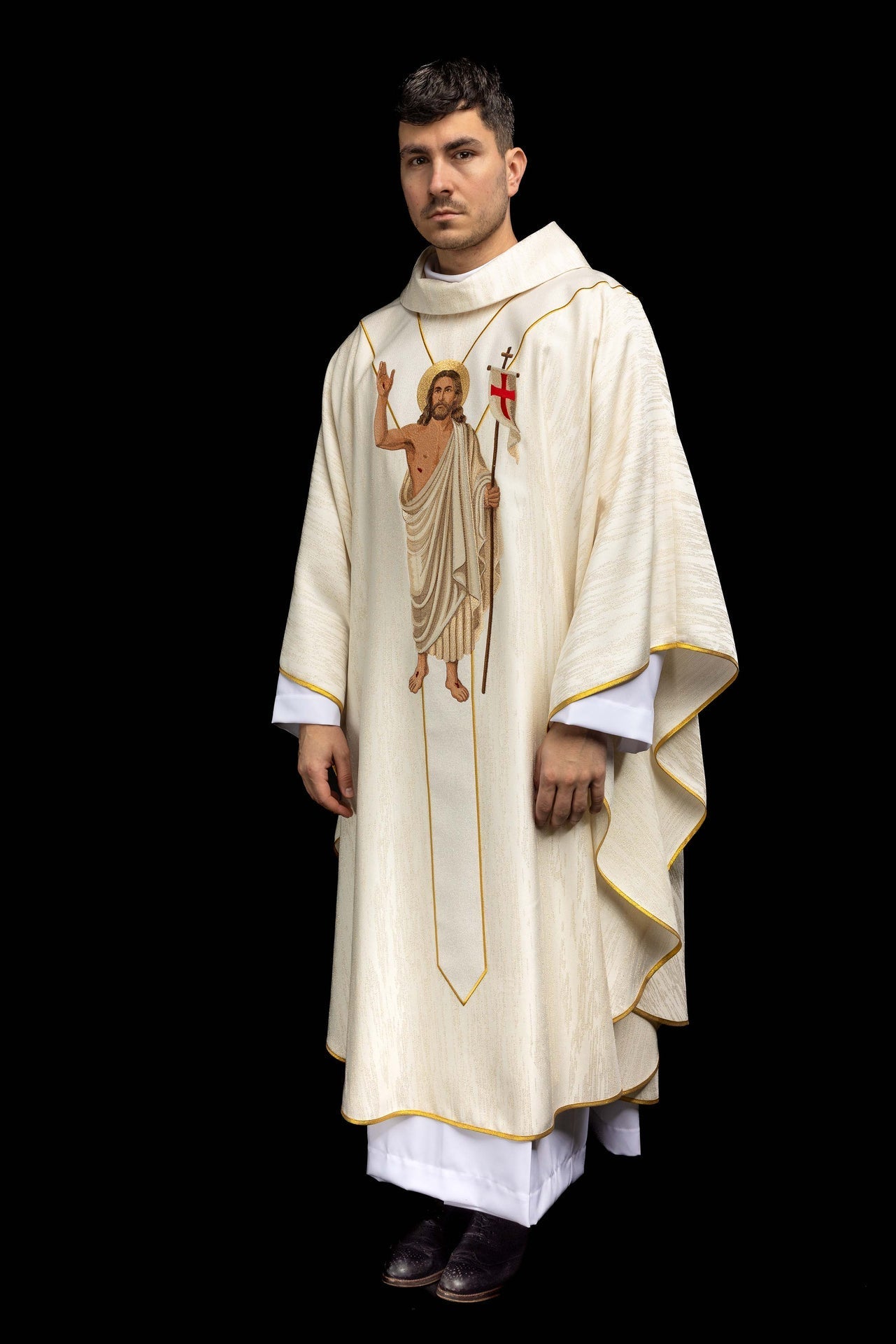 Casulla bordada con la imagen de Jesús Resucitado y del Cordero Pascual