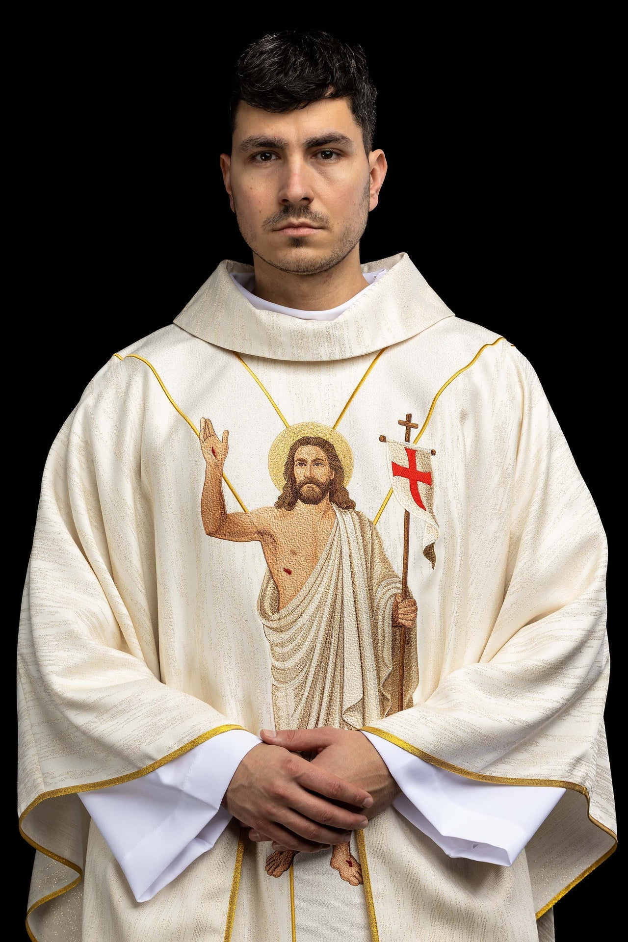 Casulla bordada con la imagen de Jesús Resucitado y del Cordero Pascual