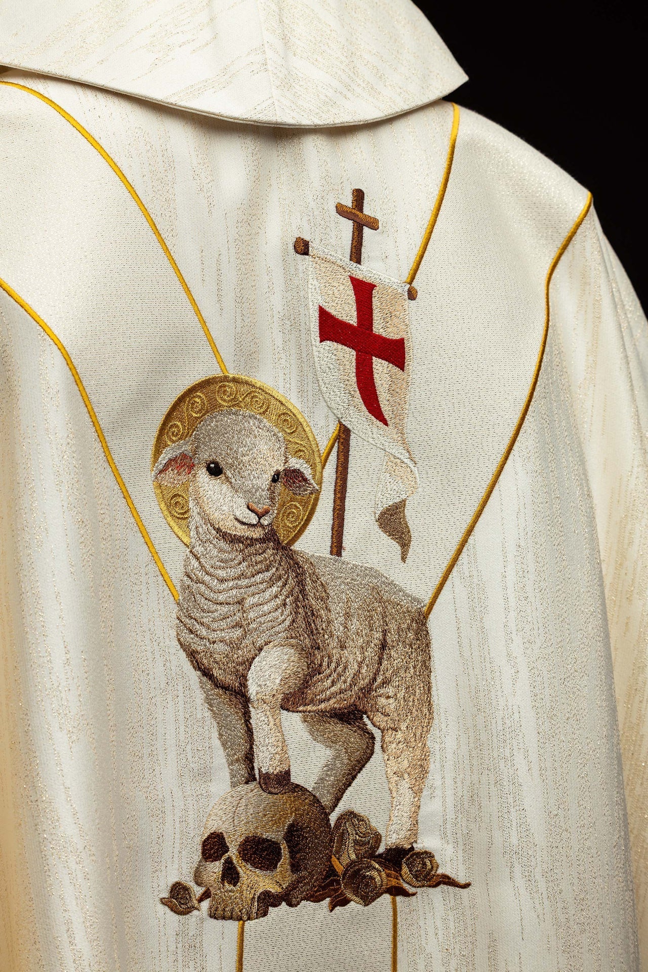 Casulla bordada con la imagen de Jesús Resucitado y del Cordero Pascual