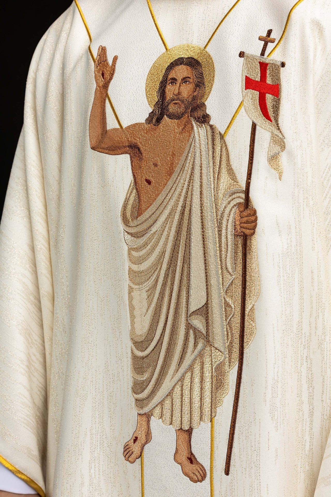 Casulla bordada con la imagen de Jesús Resucitado y del Cordero Pascual