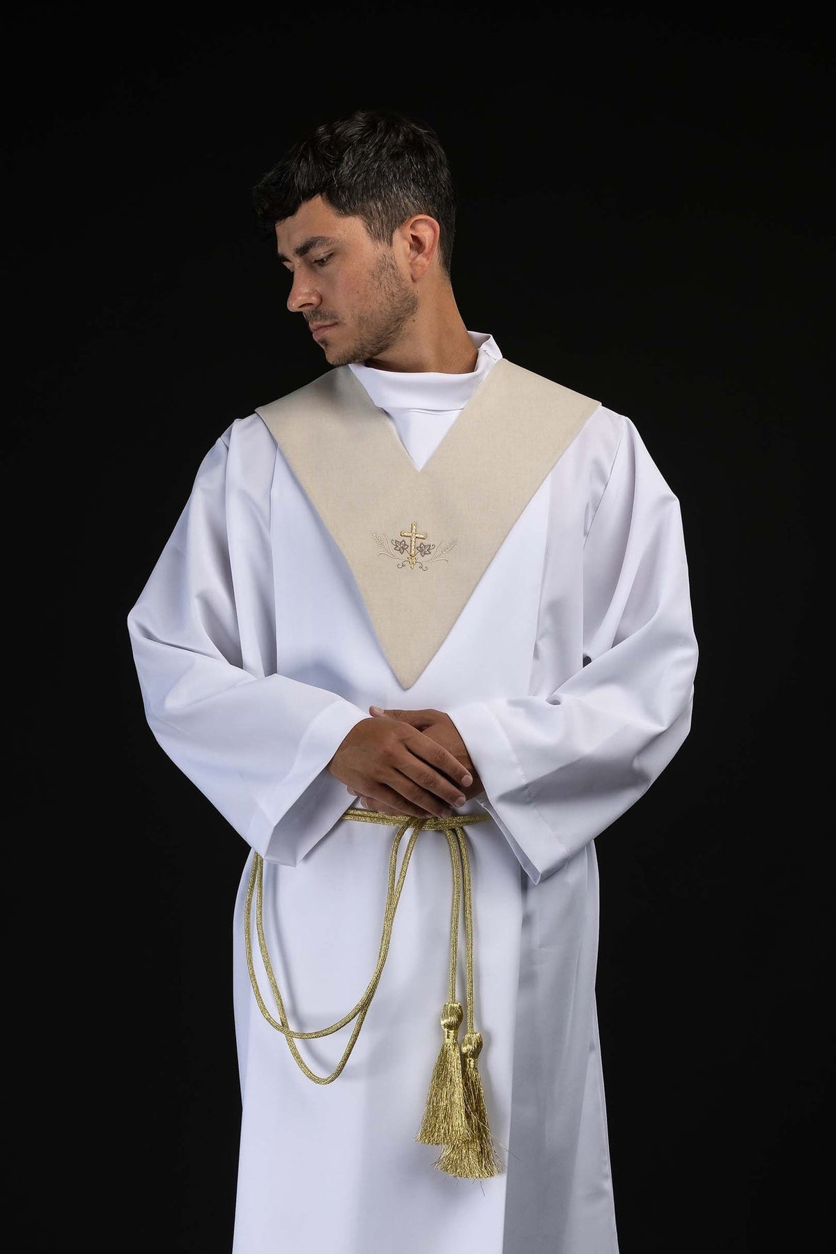Palio para lector beige con cruz dorada bordada